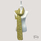 Détail du motif floral jaune et gris du foulard