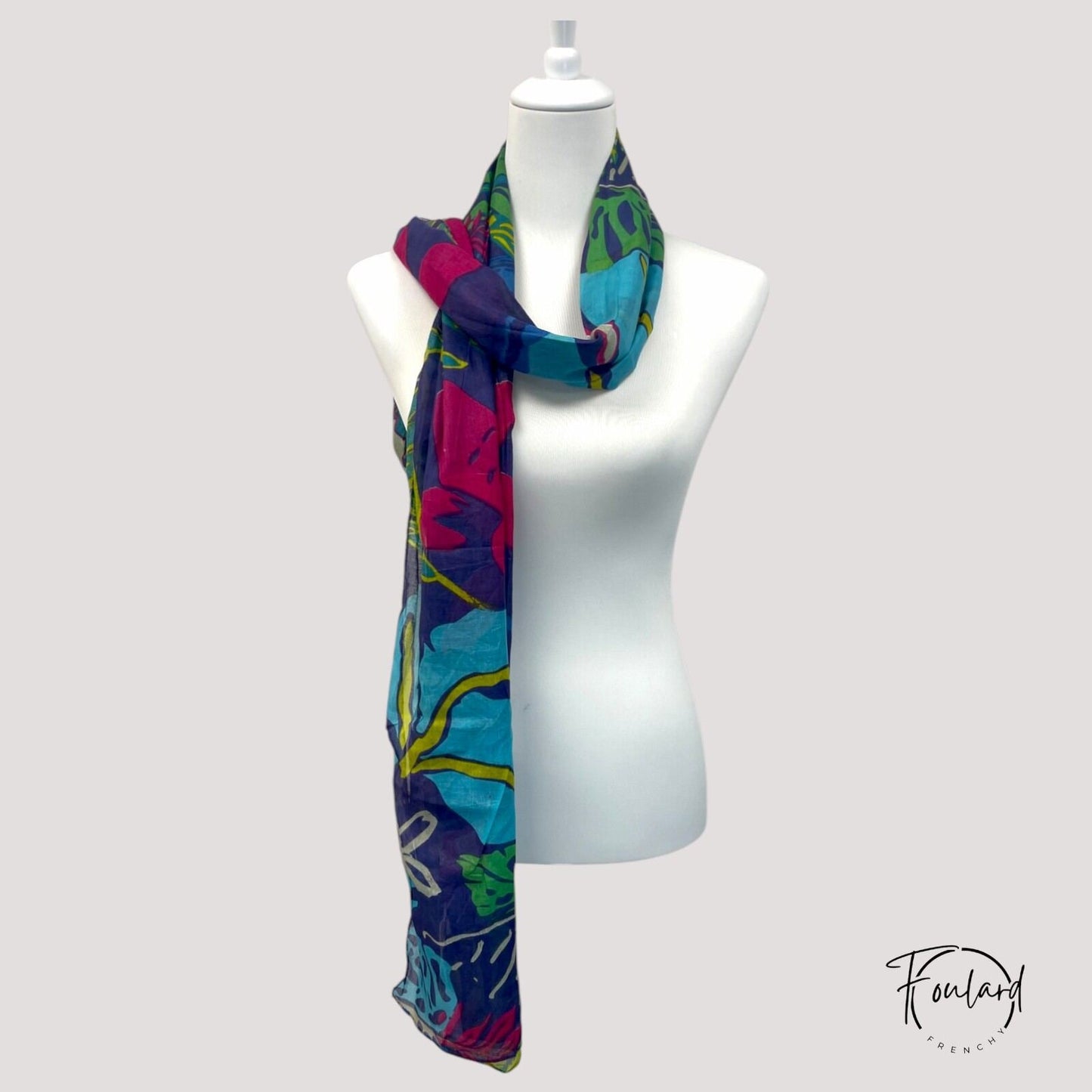 Détail du motif jungle tropicale sur foulard en coton