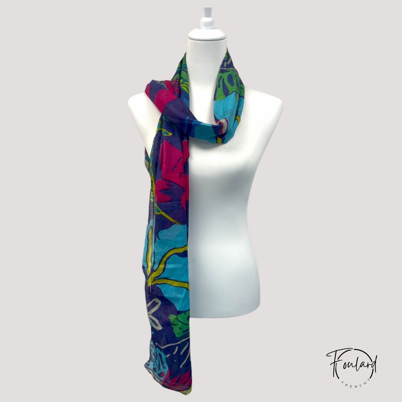 Détail du motif jungle tropicale sur foulard en coton