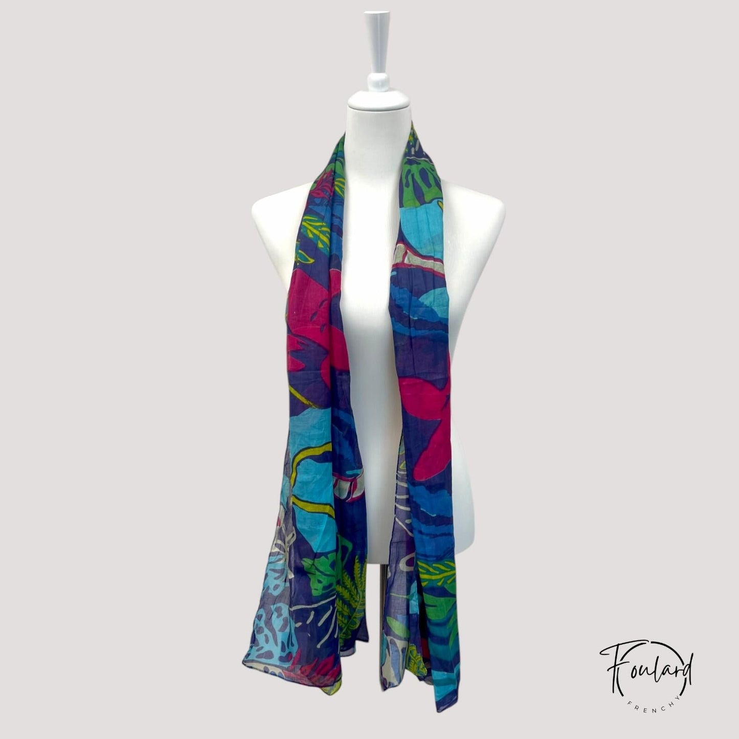 Foulard multicolore avec motifs de grandes feuilles exotiques