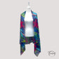 Vue rapprochée des couleurs vives du foulard tropical