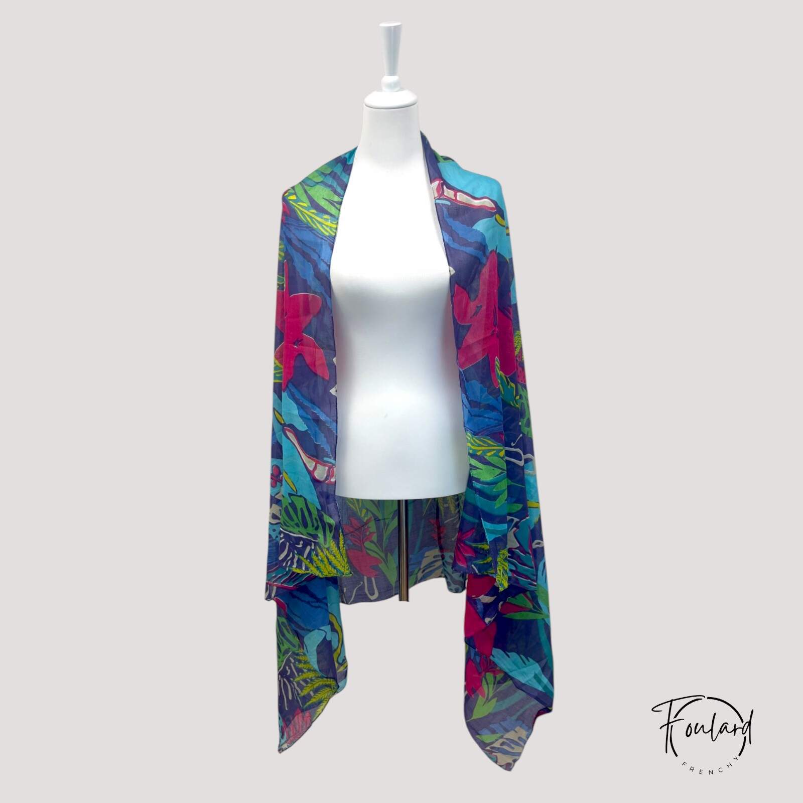 Vue rapprochée des couleurs vives du foulard tropical