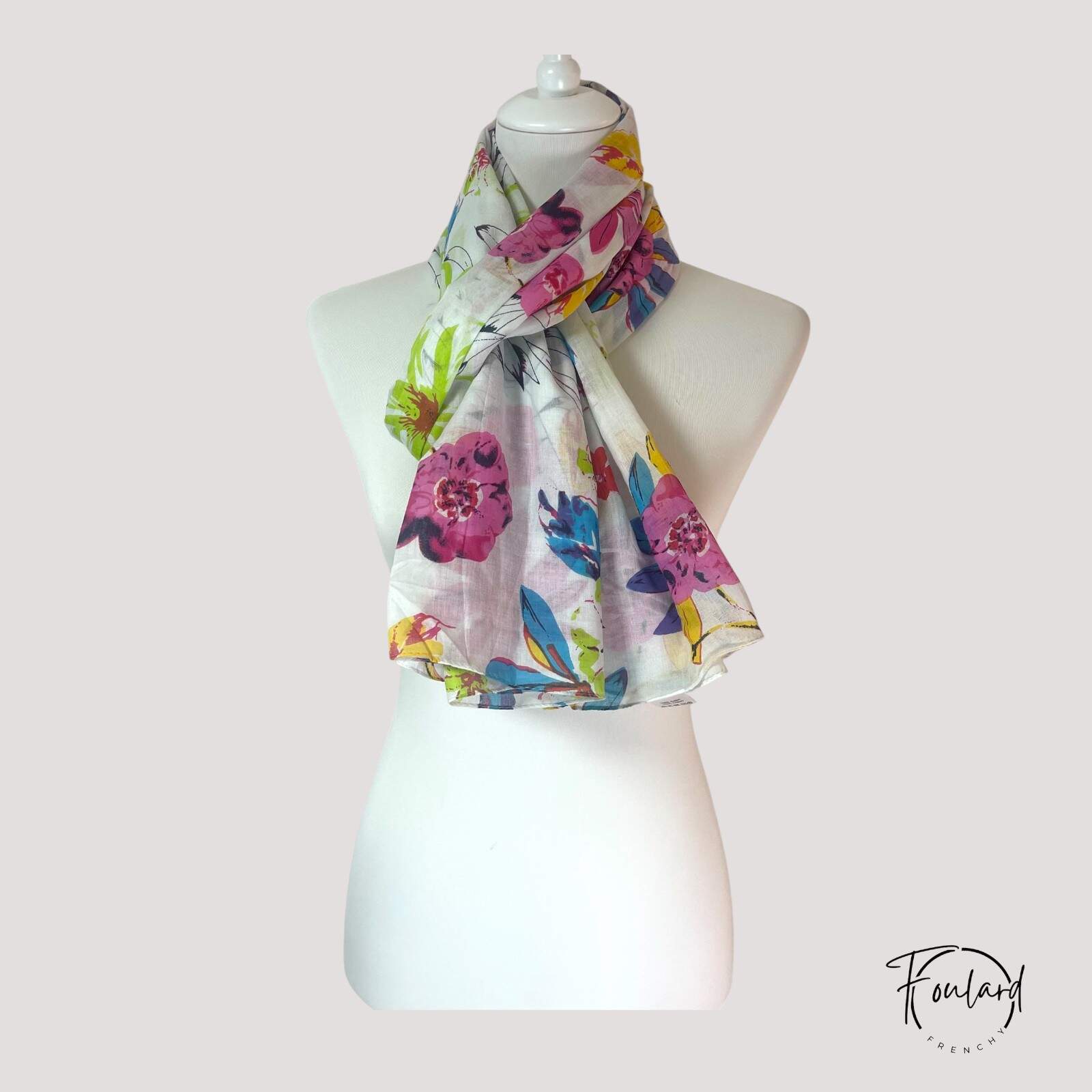 Détails des motifs Ikat rouges et verts sur foulard