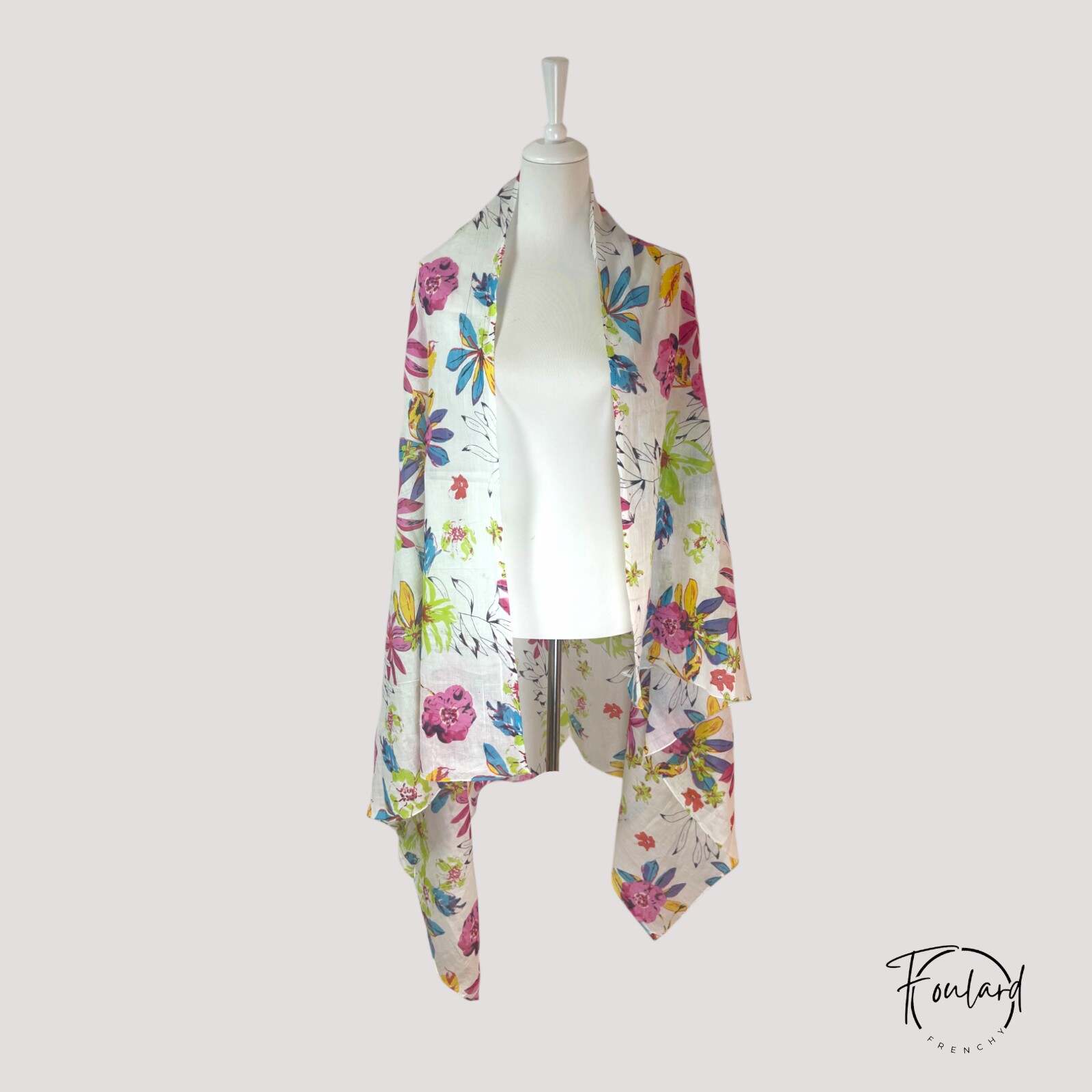 Foulard ethnique vert et rouge sur fond blanc texturé