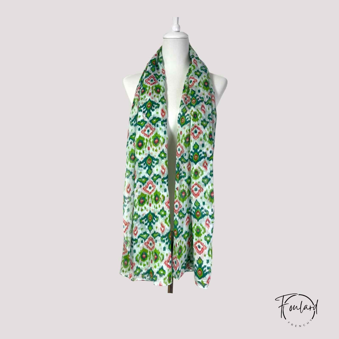 Foulard ethnique vert rouge sur fond blanc texturé