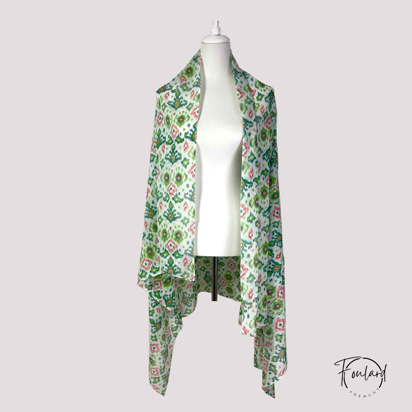 Motifs géométriques colorés sur foulard en coton