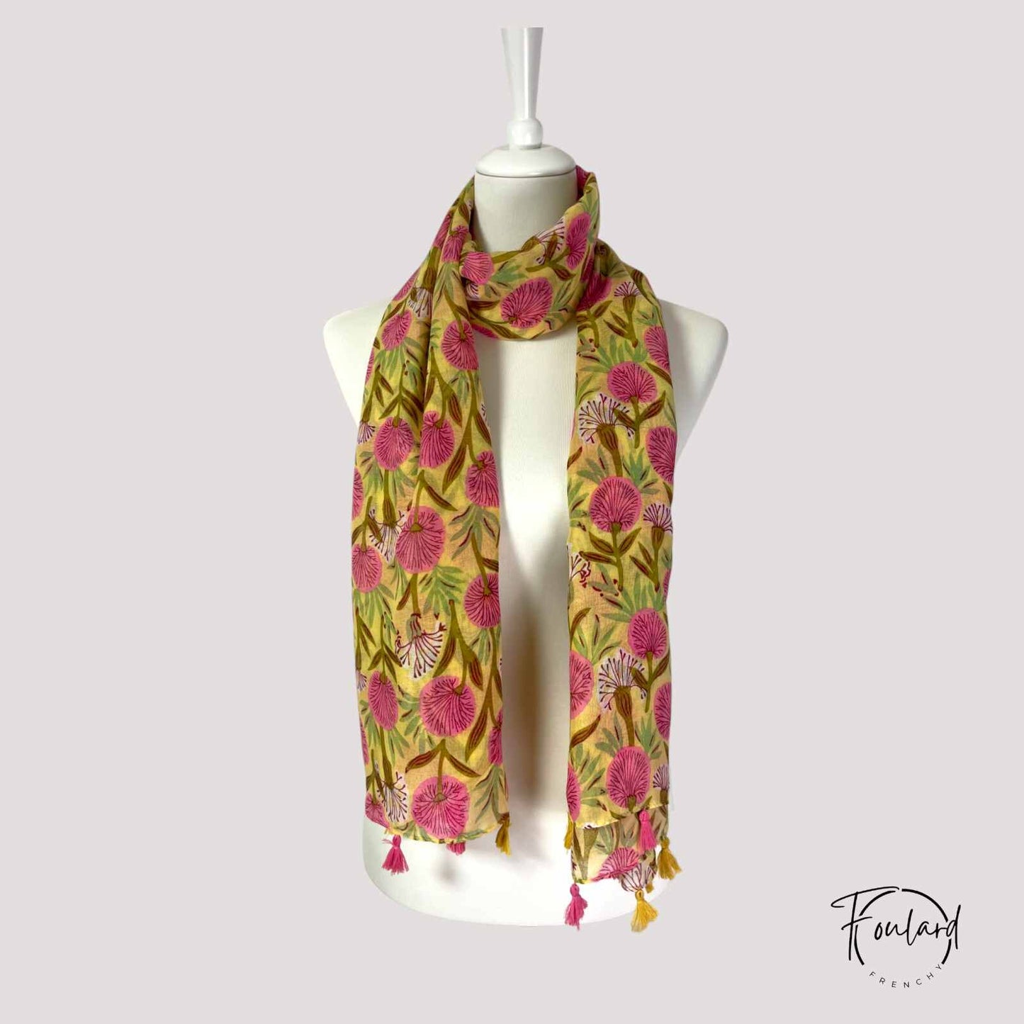 Détail du motif géométrique Ikat sur foulard léger