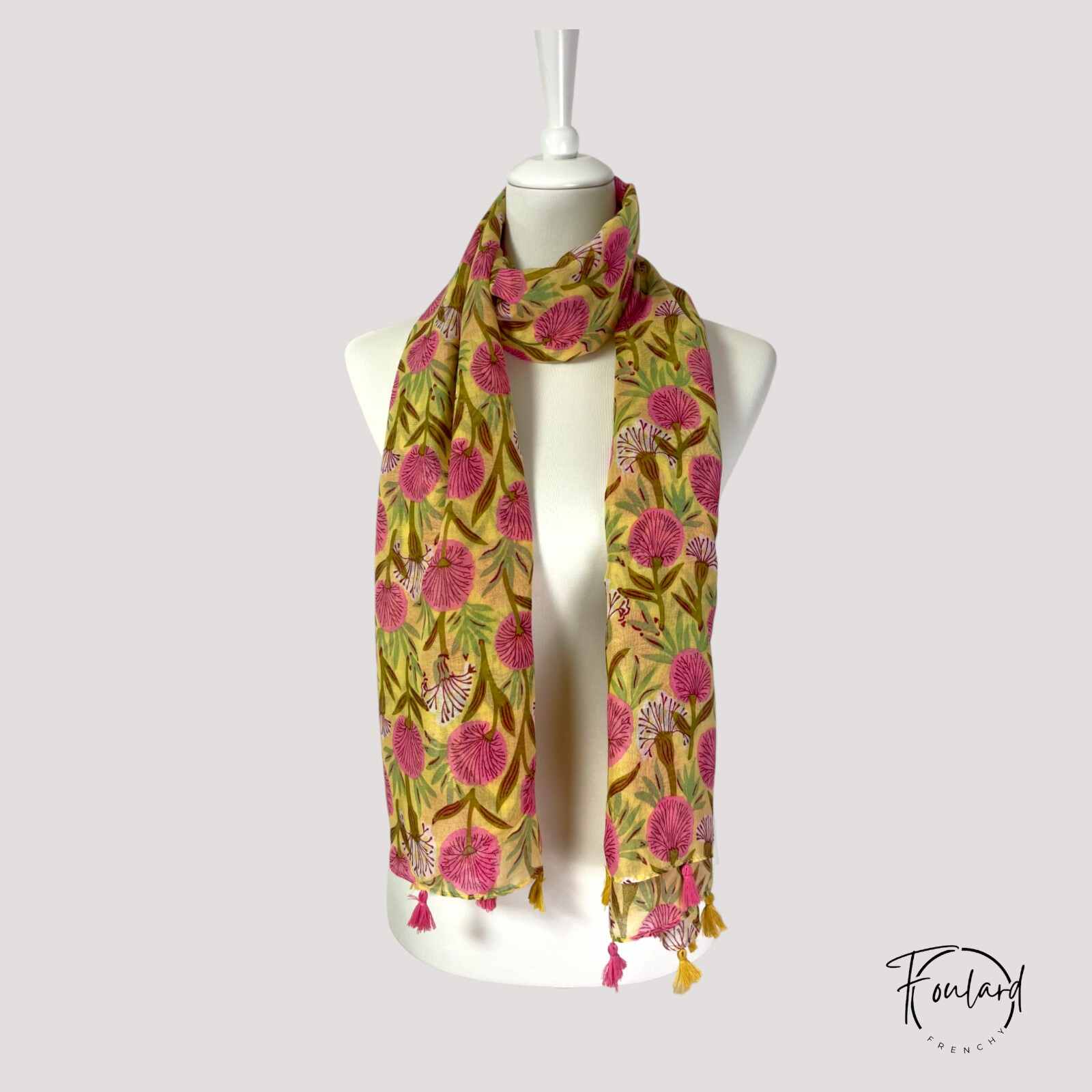 Détail du motif géométrique Ikat sur foulard léger