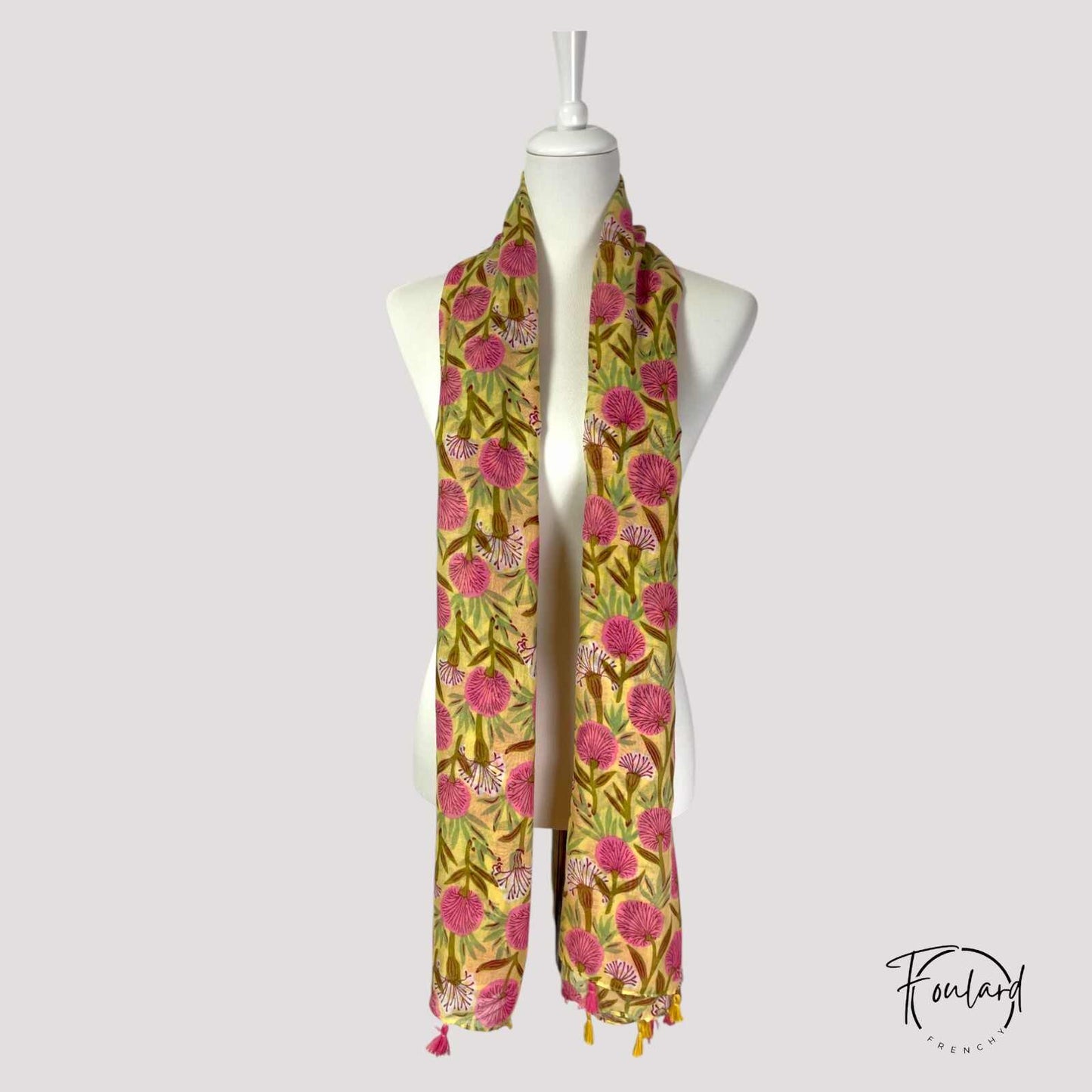Foulard en coton et viscose drapé sur mannequin