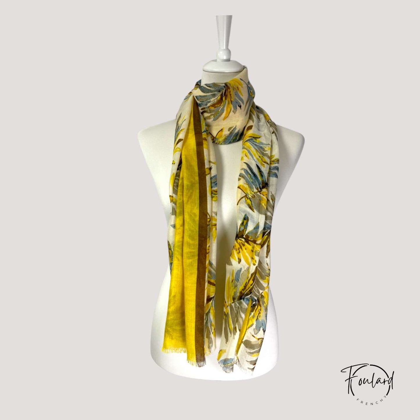 Détail du tissu léger en coton-viscose, motifs naturels