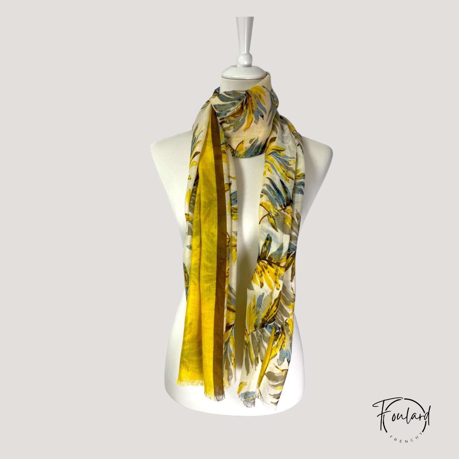 Détail du tissu léger en coton-viscose, motifs naturels