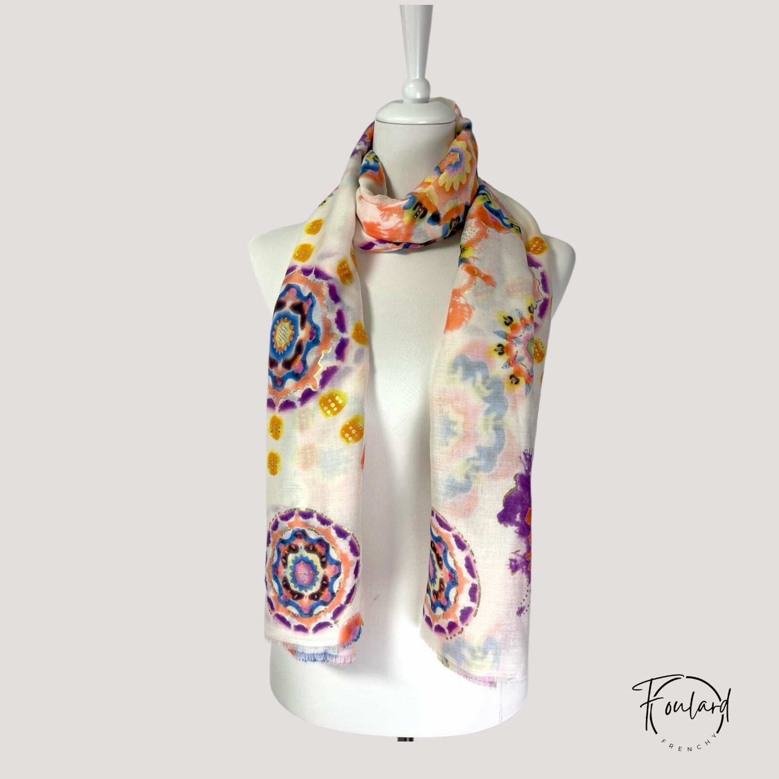 Foulard multicolore à motif aquarelle sur fond clair