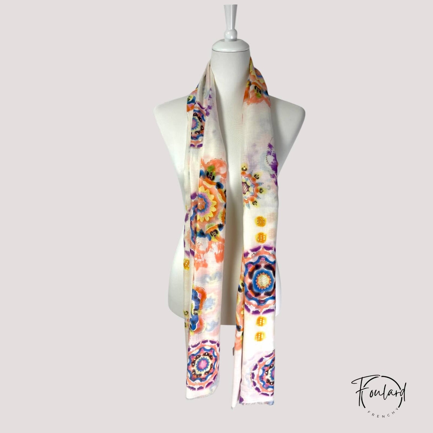 Détail du motif aquarelle coloré sur foulard léger
