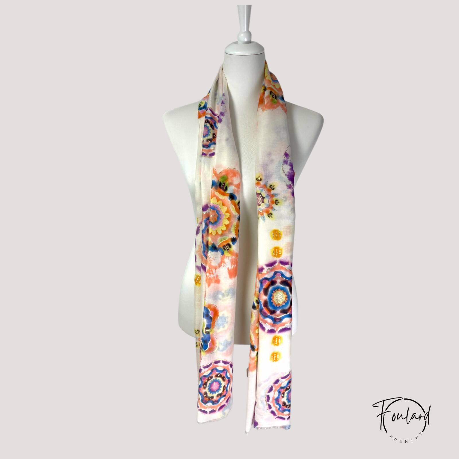 Détail du motif aquarelle coloré sur foulard léger