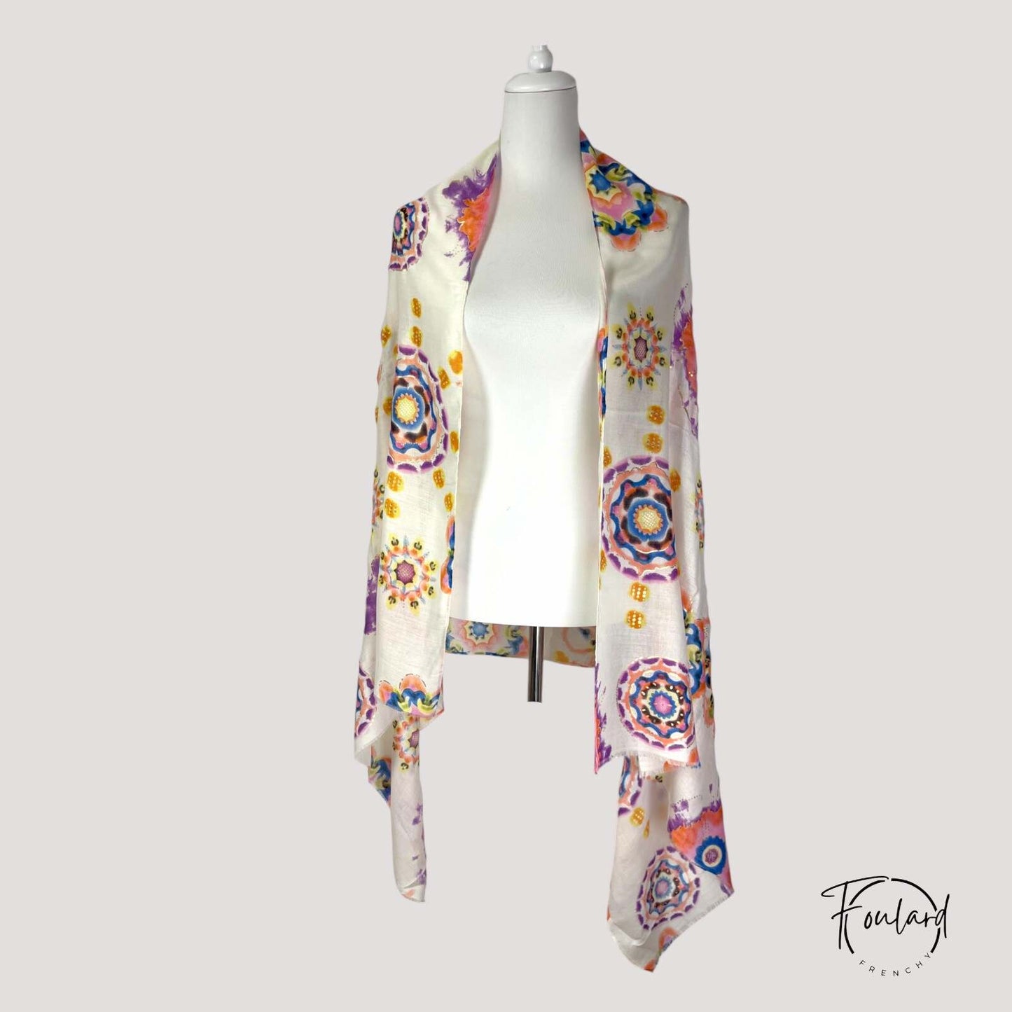 Vue rapprochée des couleurs vives du foulard en coton viscose