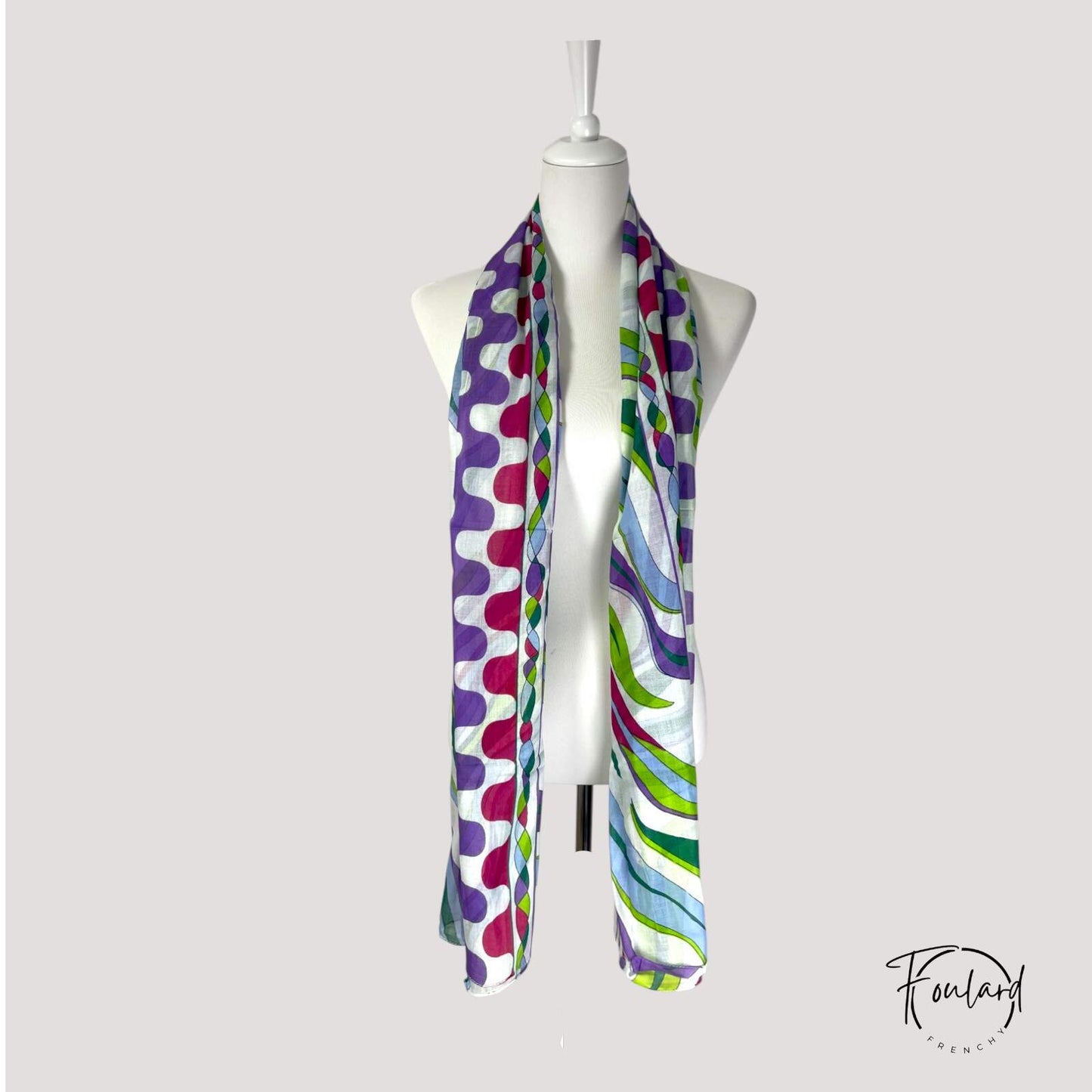 Détail des motifs pastel ondulés sur le foulard