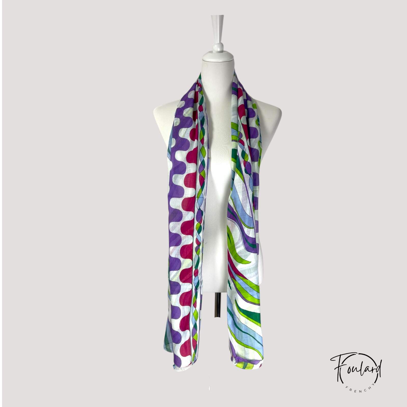 Détail des motifs pastel ondulés sur le foulard