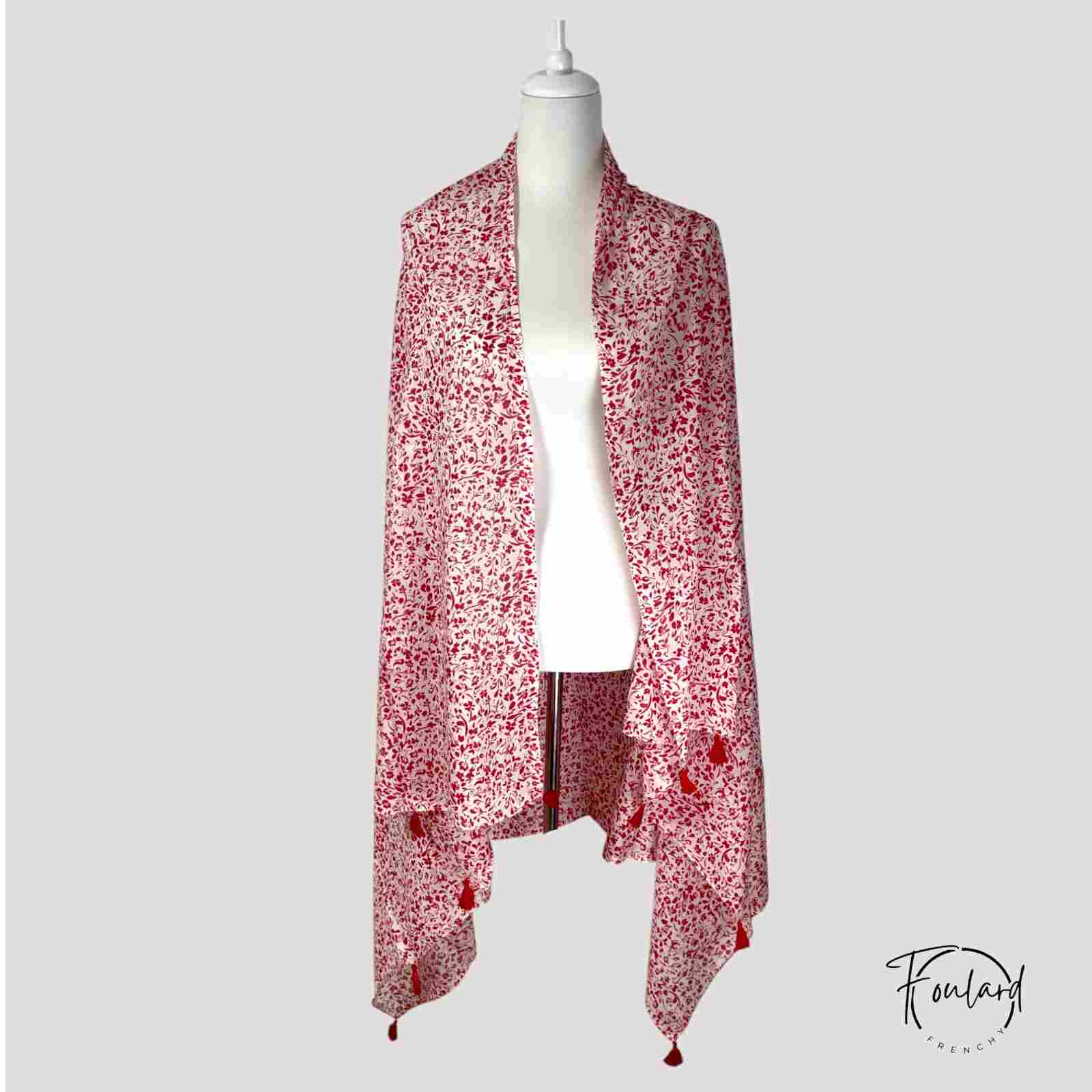 Foulard rouge à motif floral sur fond crème