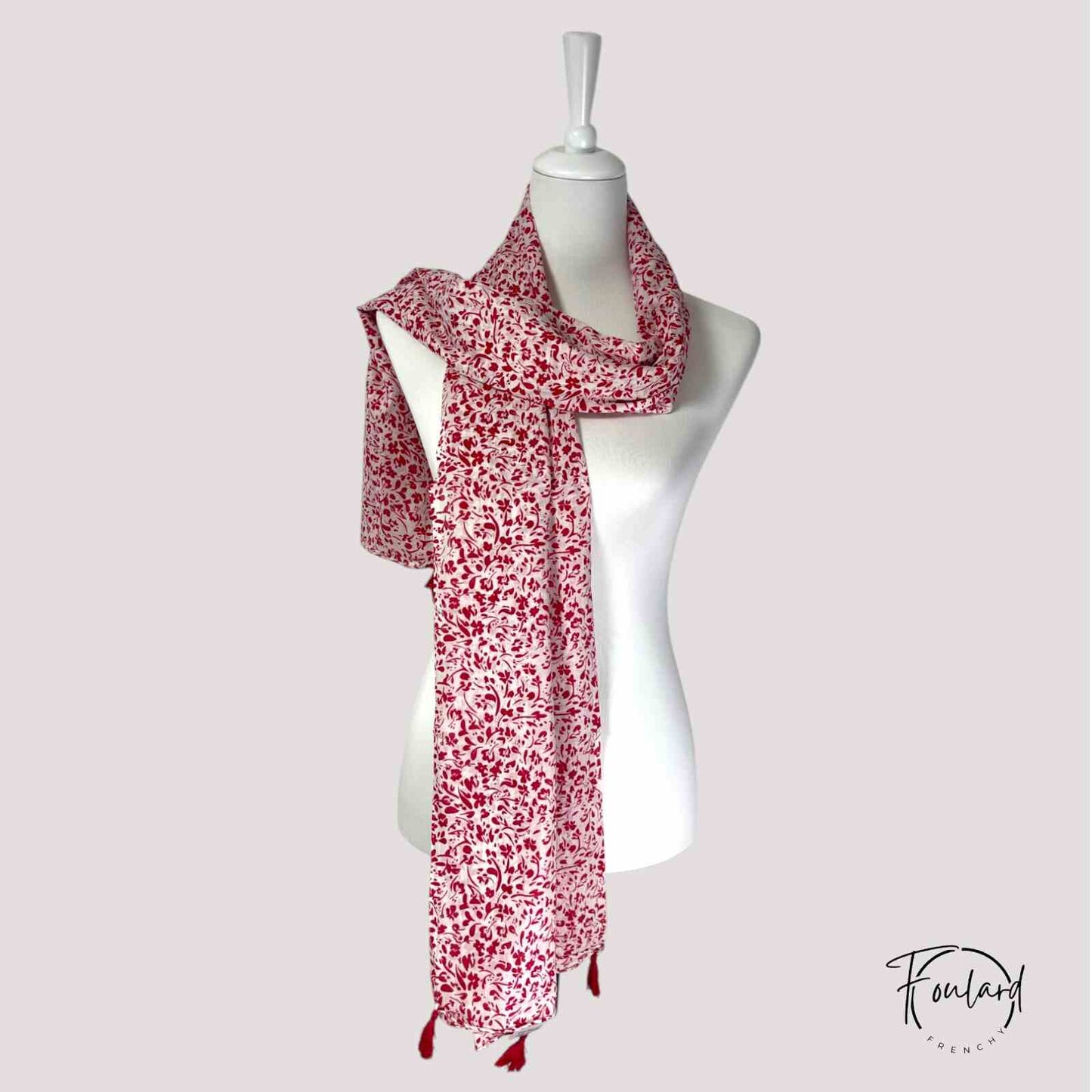 Détail des fleurs rouges sur foulard en coton