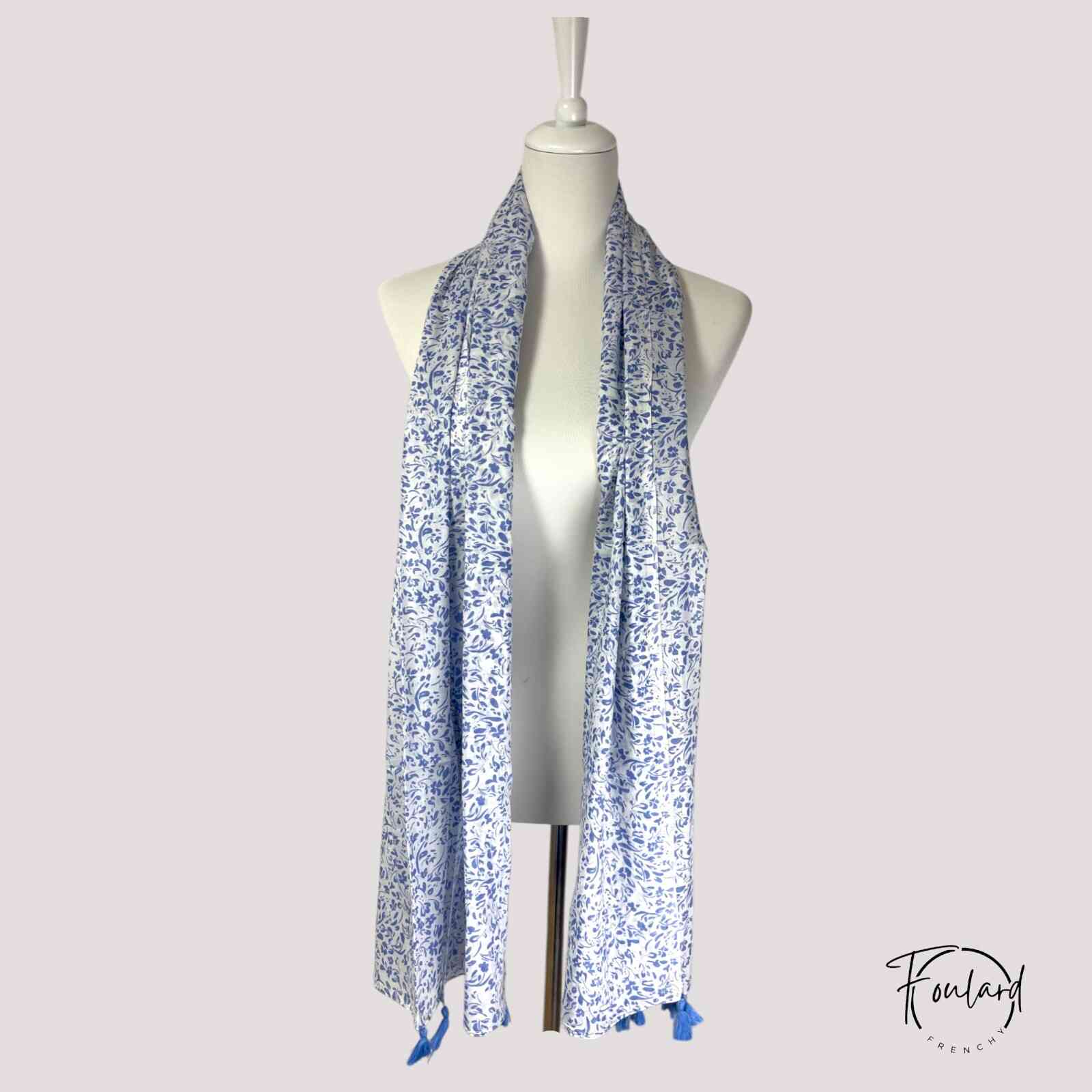 Foulard bleu floral sur fond blanc cassé, coton léger