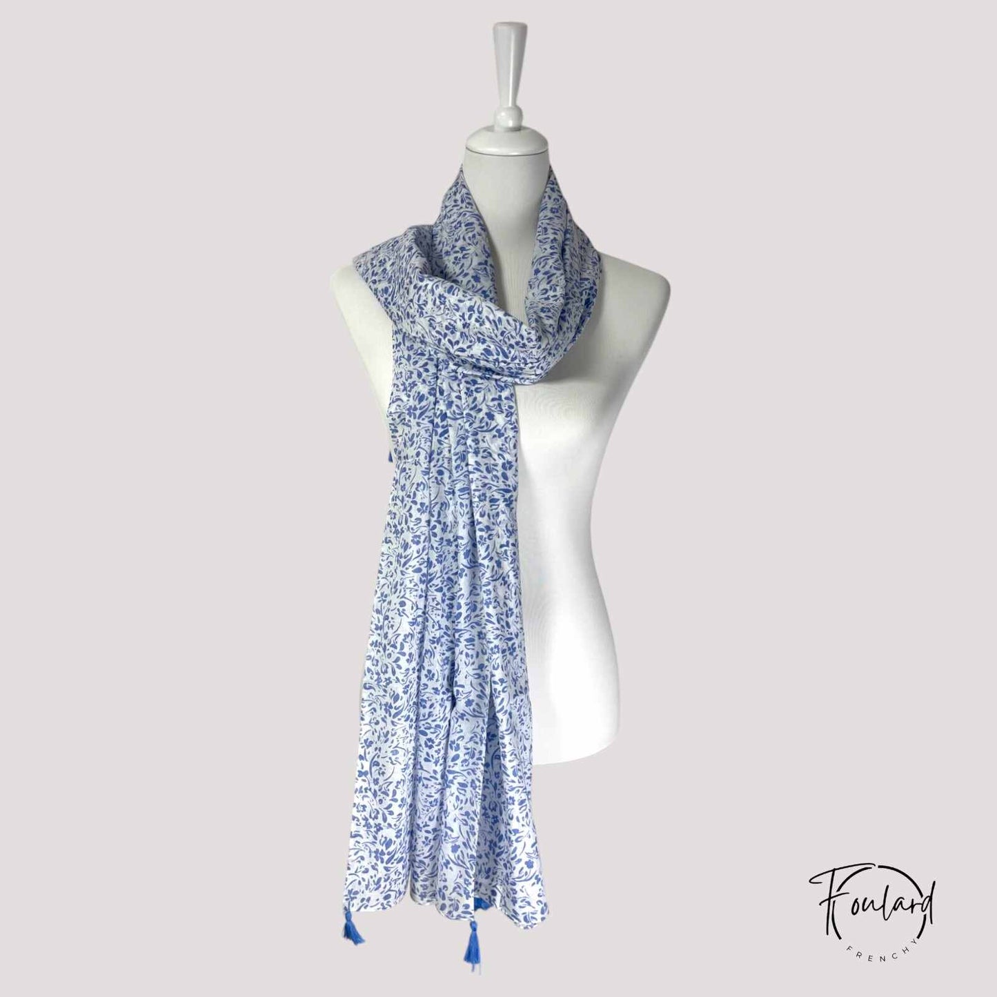 Détail du motif floral bleu sur foulard en coton