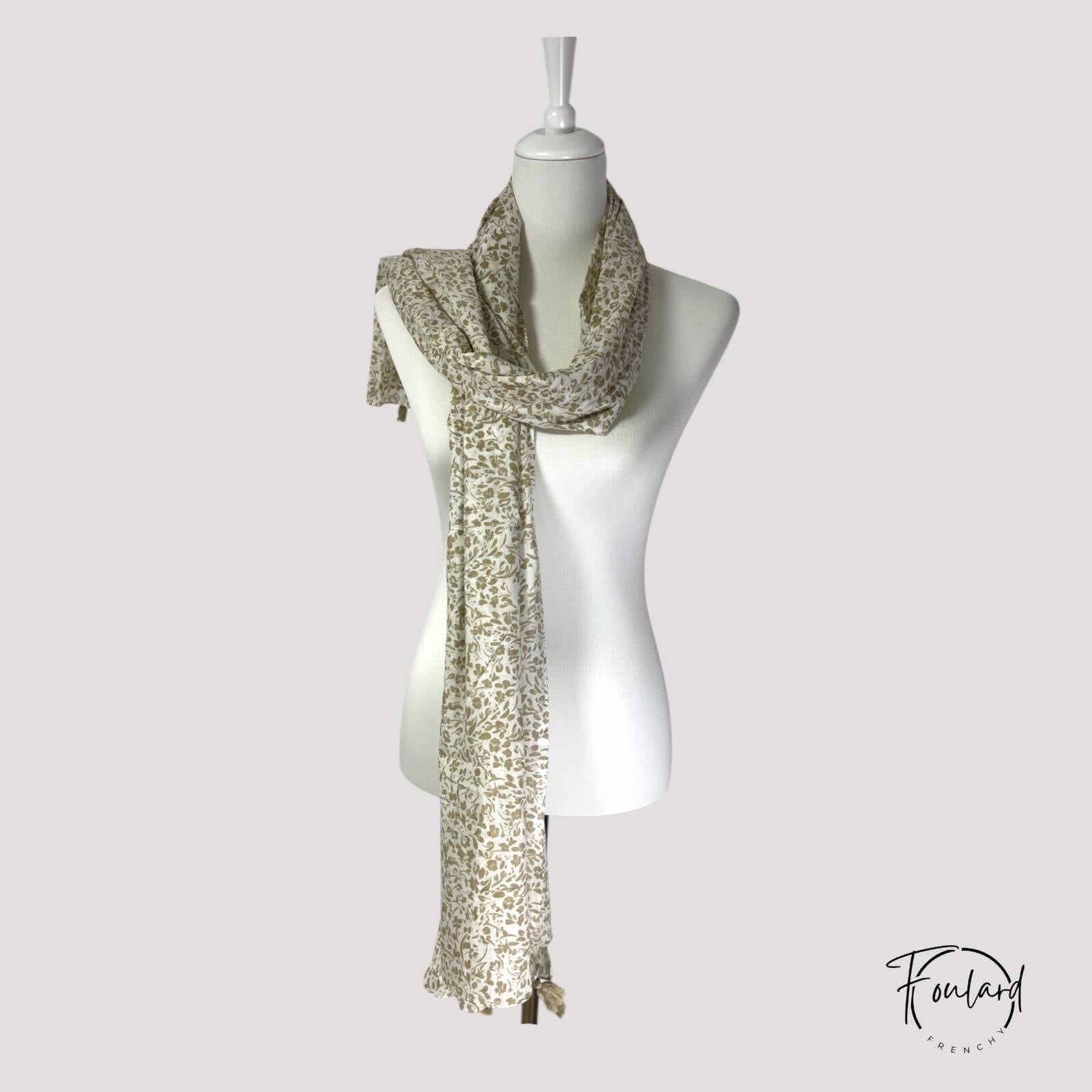 Foulard beige à motif floral, vue pliée