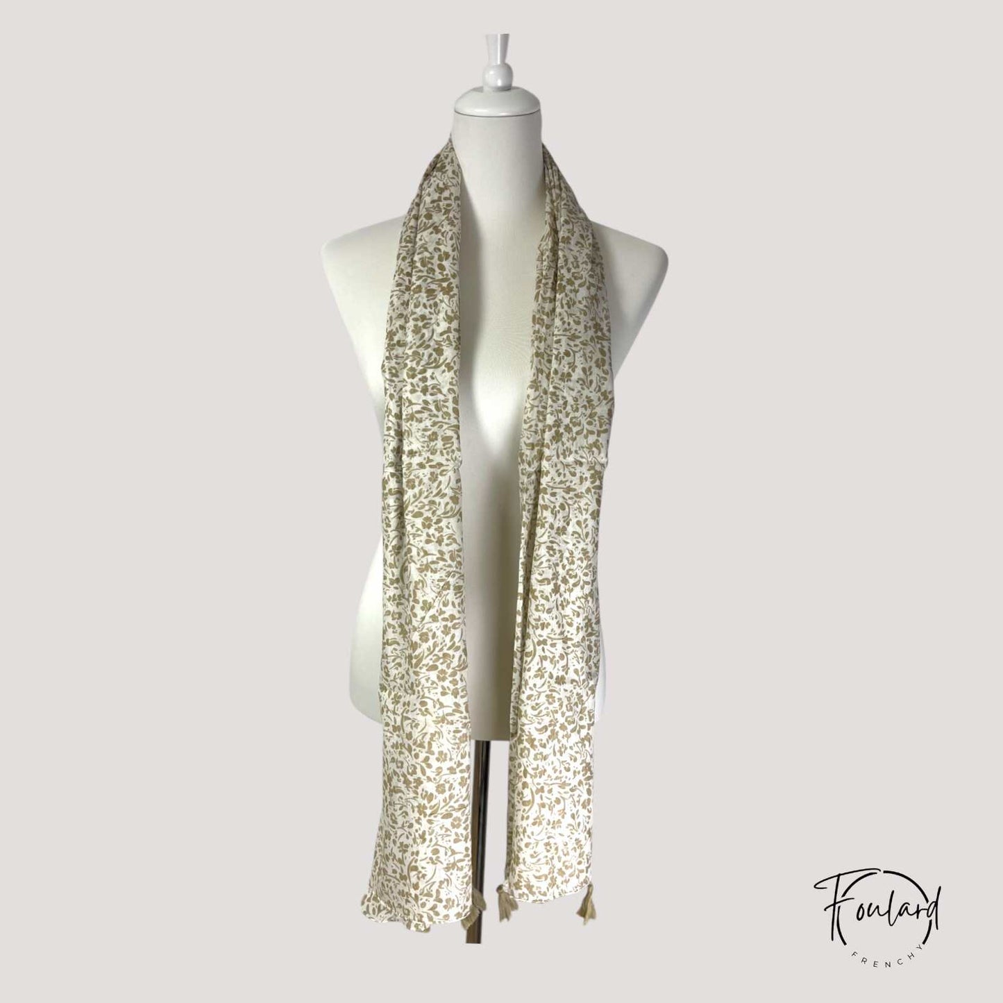 Détail des petites fleurs sur foulard beige