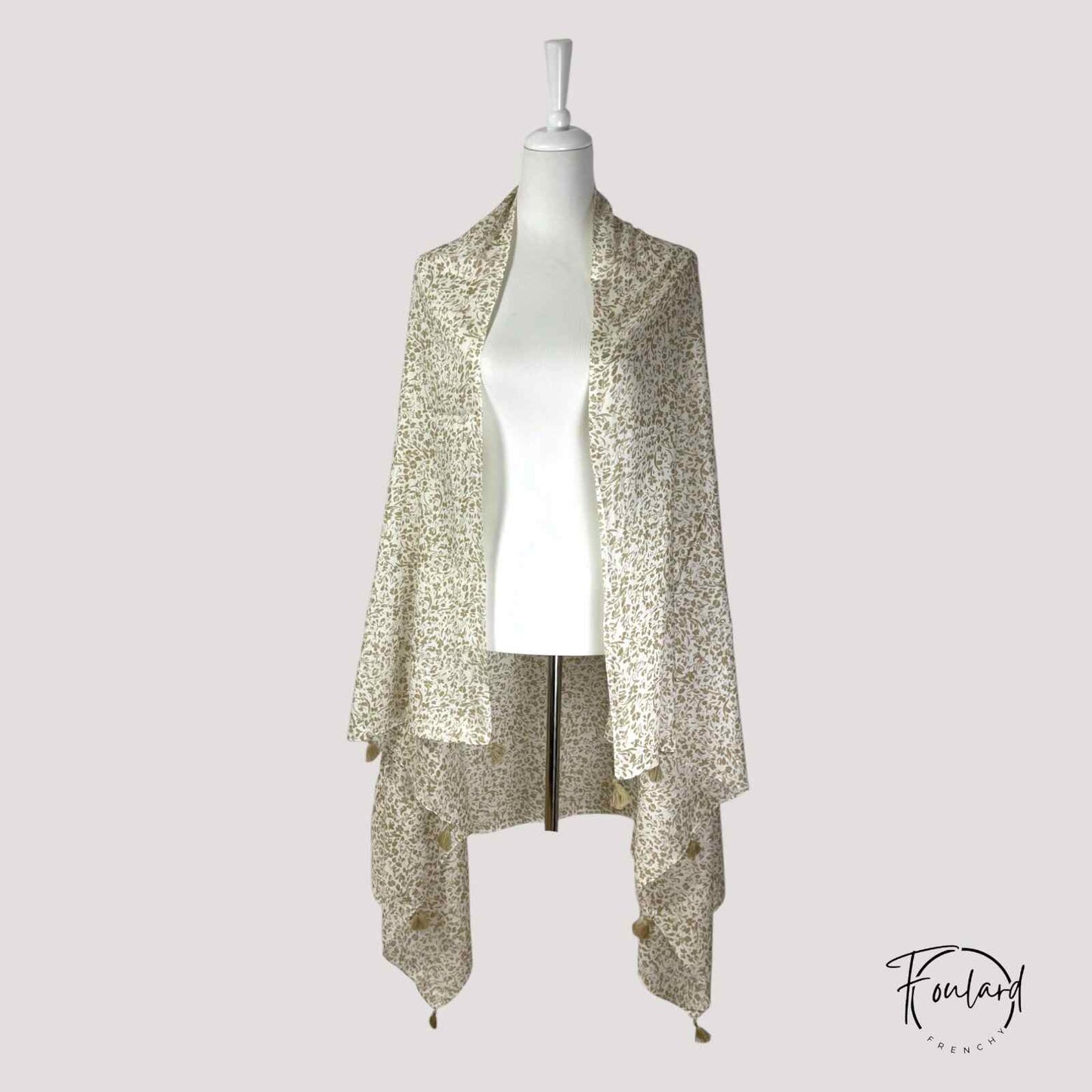 Foulard floral beige déplié, texture coton