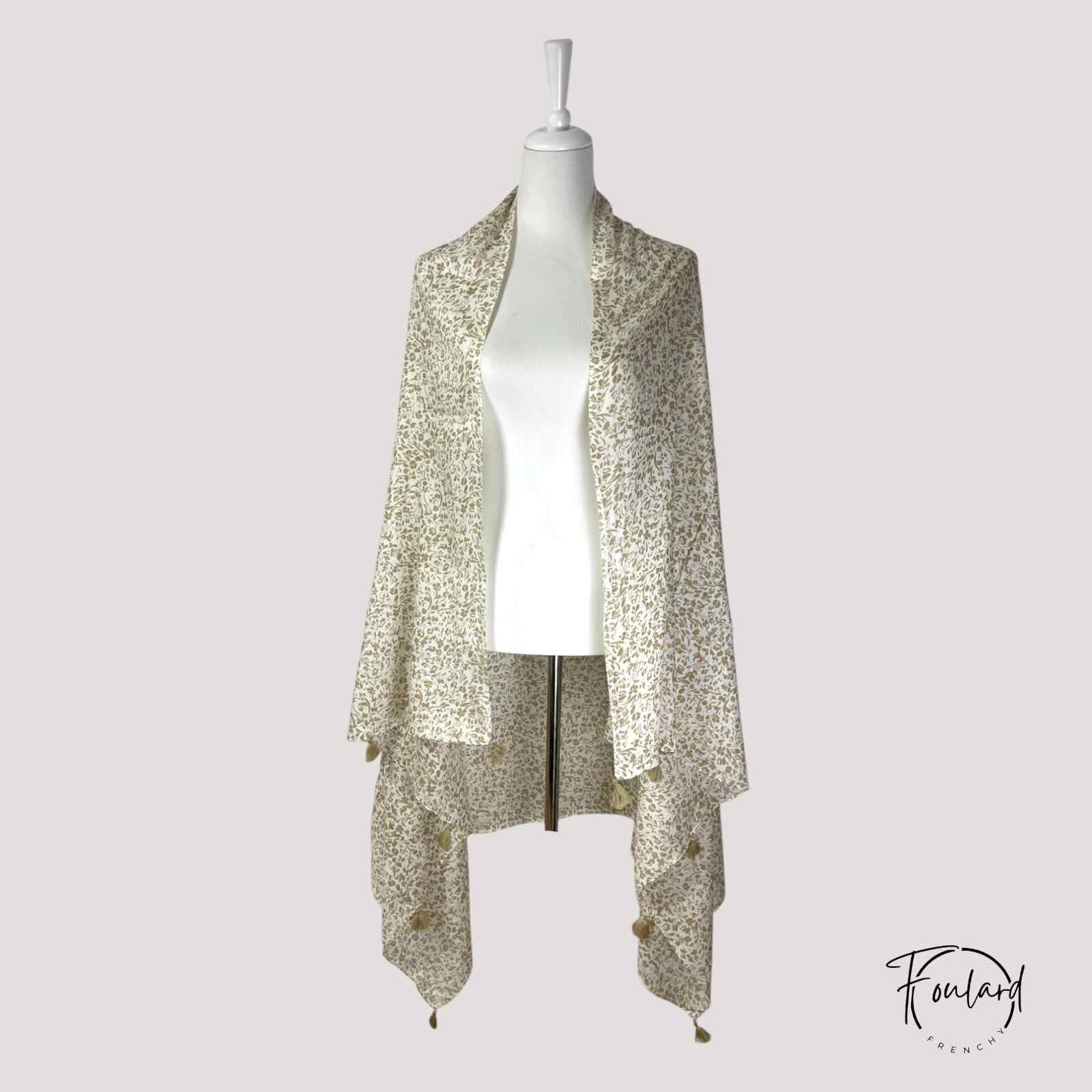 Foulard floral beige déplié, texture coton