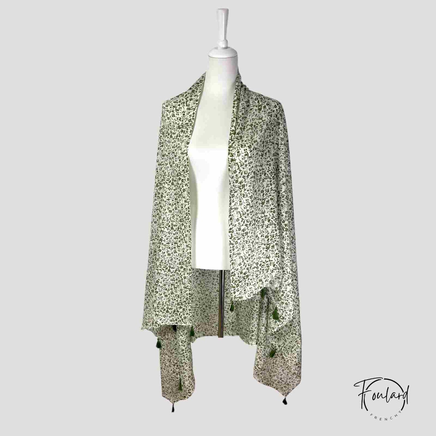 Foulard vert à motif feuillage sur fond écru