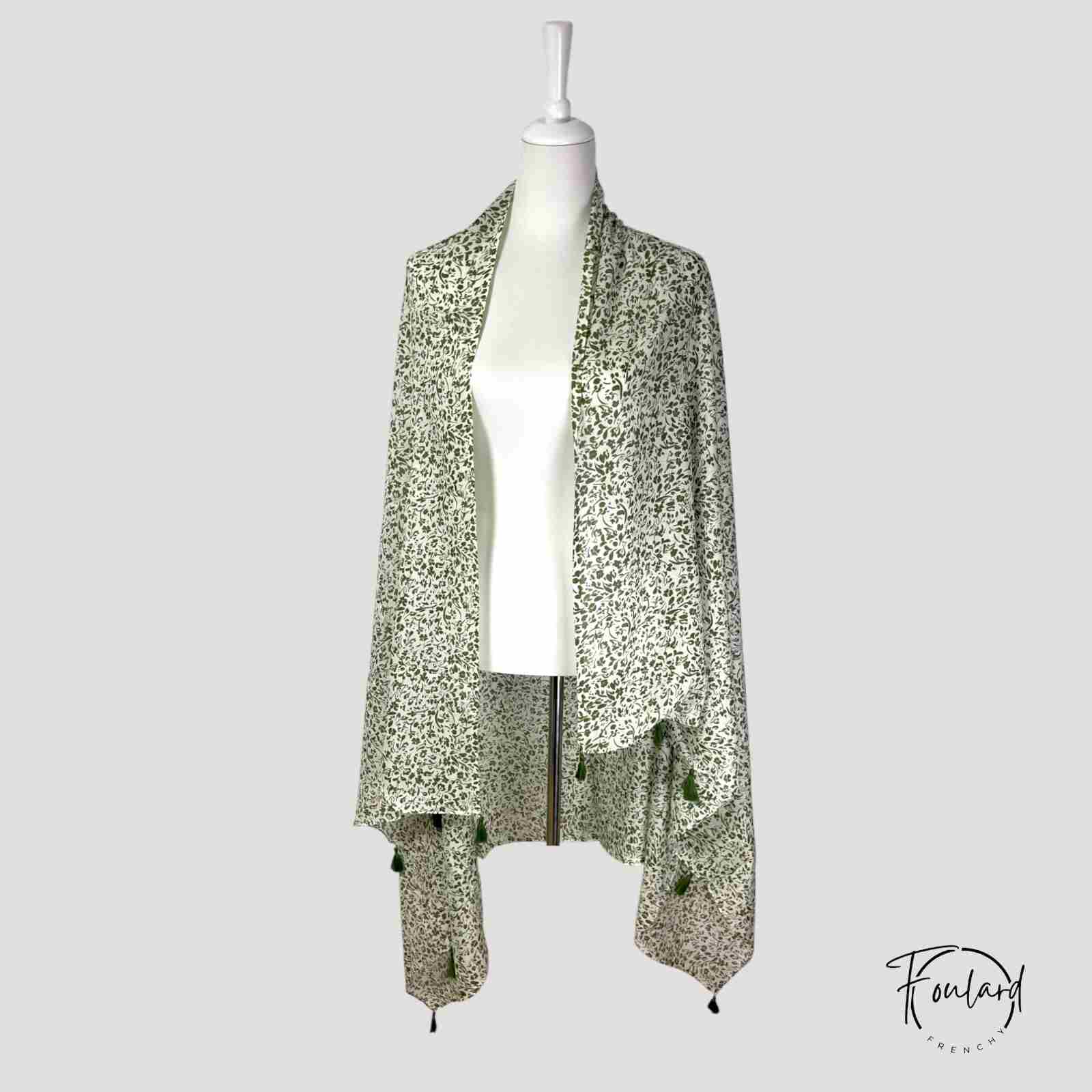 Foulard vert à motif feuillage sur fond écru