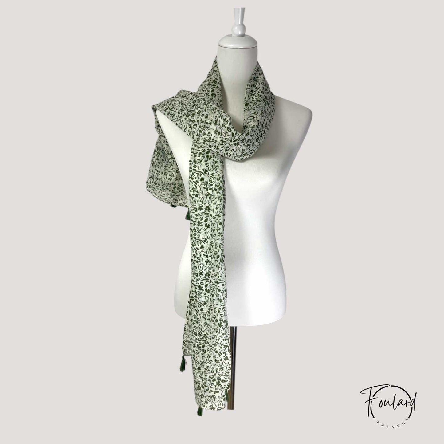 Détail du motif botanique vert sur coton léger