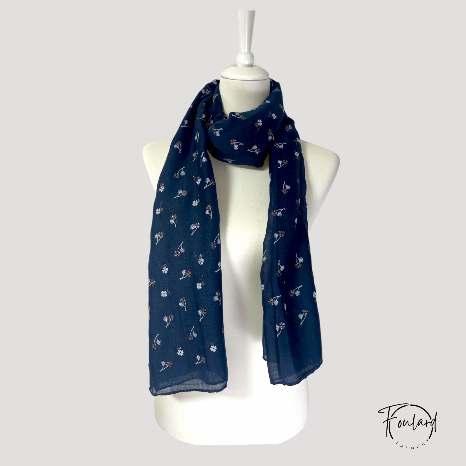 Vue rapprochée du motif floral doré et blanc
