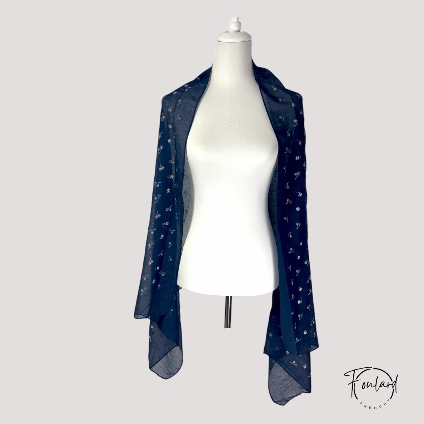 Foulard noir avec motifs floraux dorés et blancs