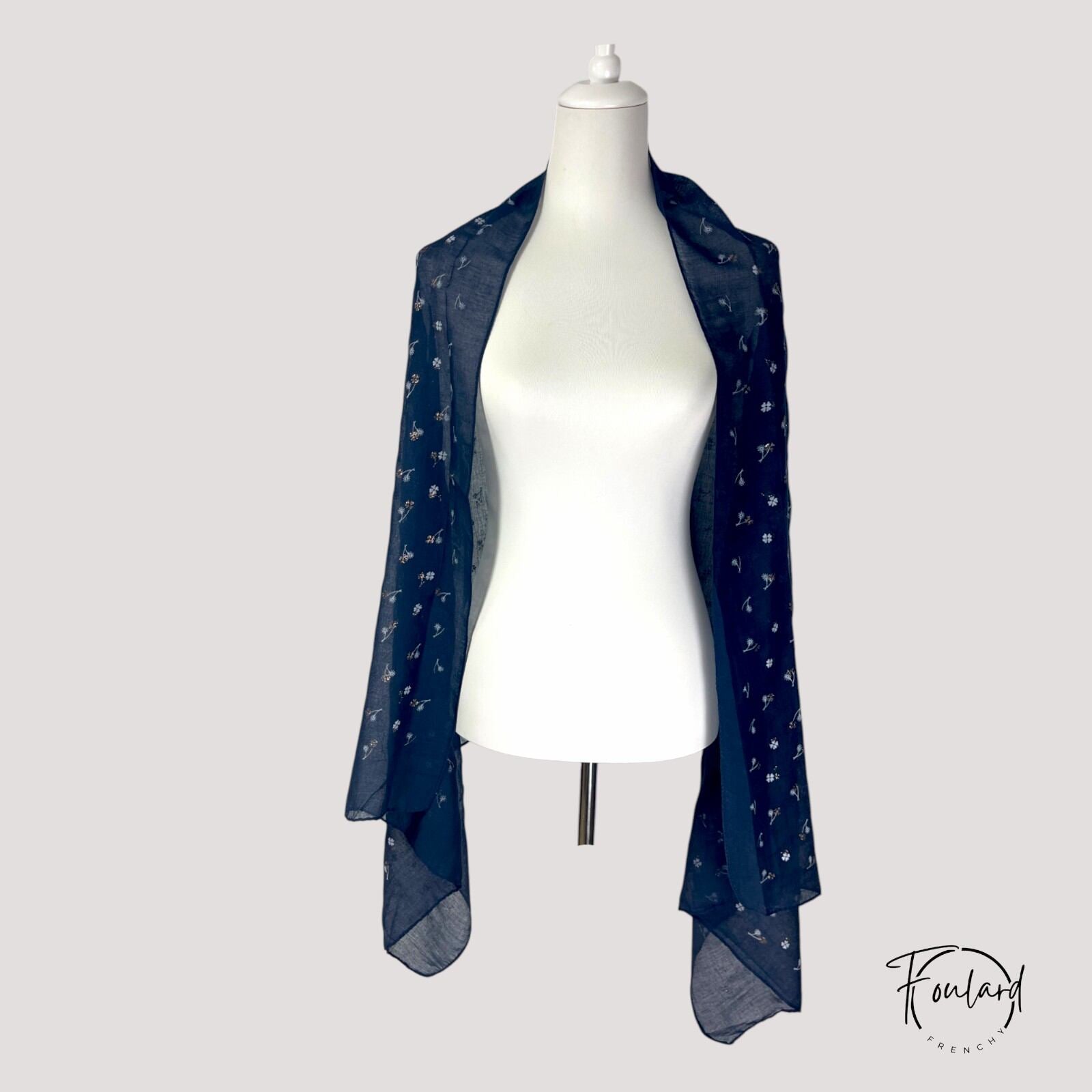 Foulard noir avec motifs floraux dorés et blancs