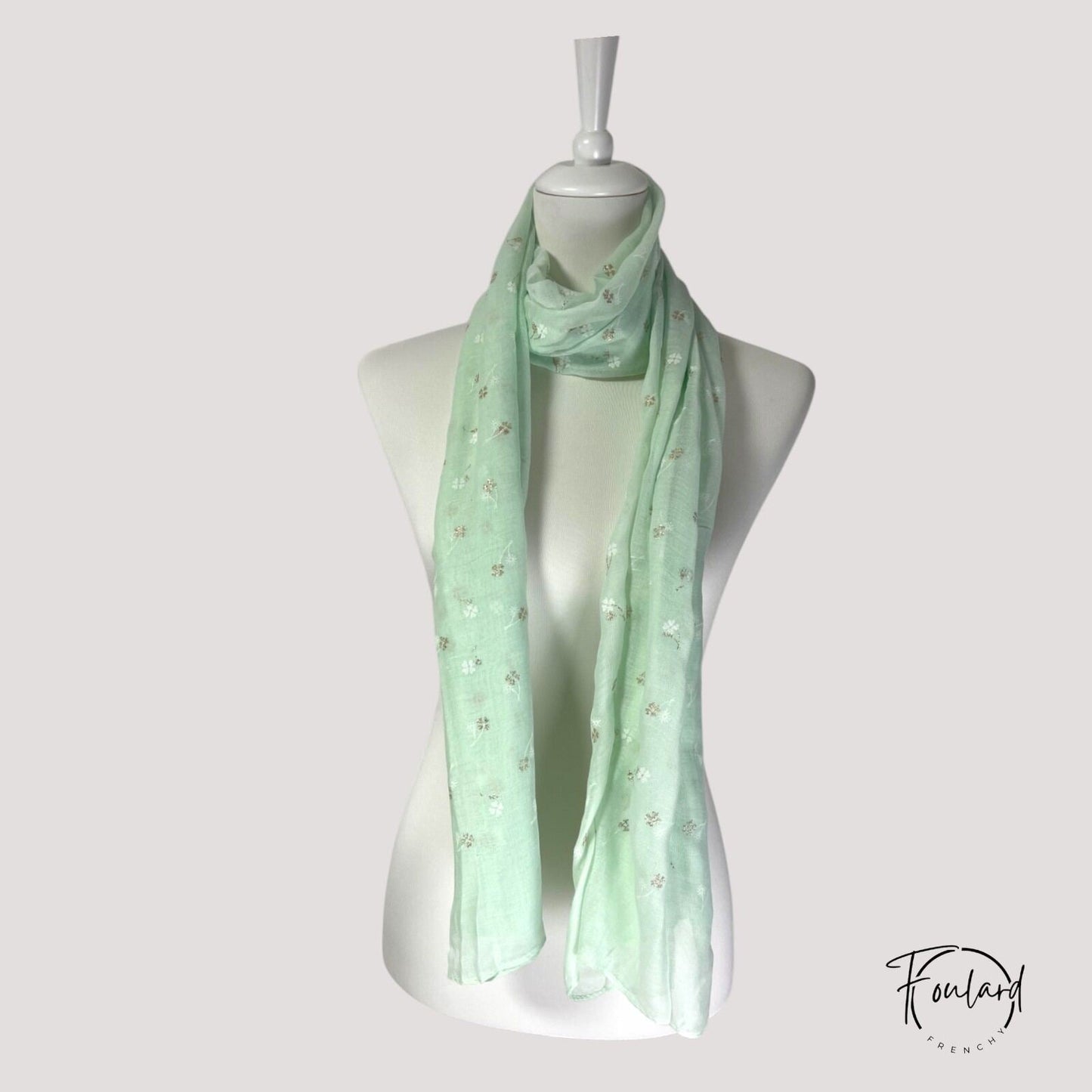 Foulard vert d'eau avec motifs floraux dorés