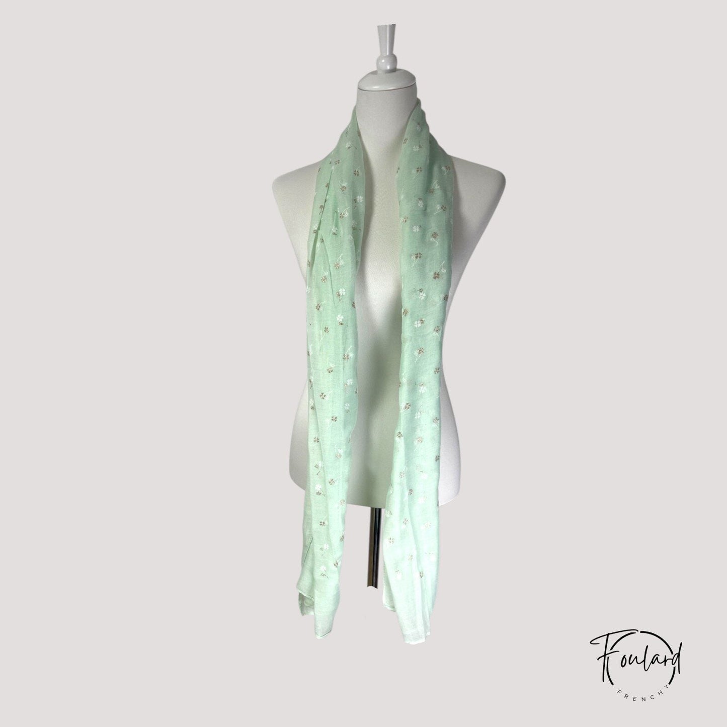 Détail du tissu fluide et scintillant du foulard