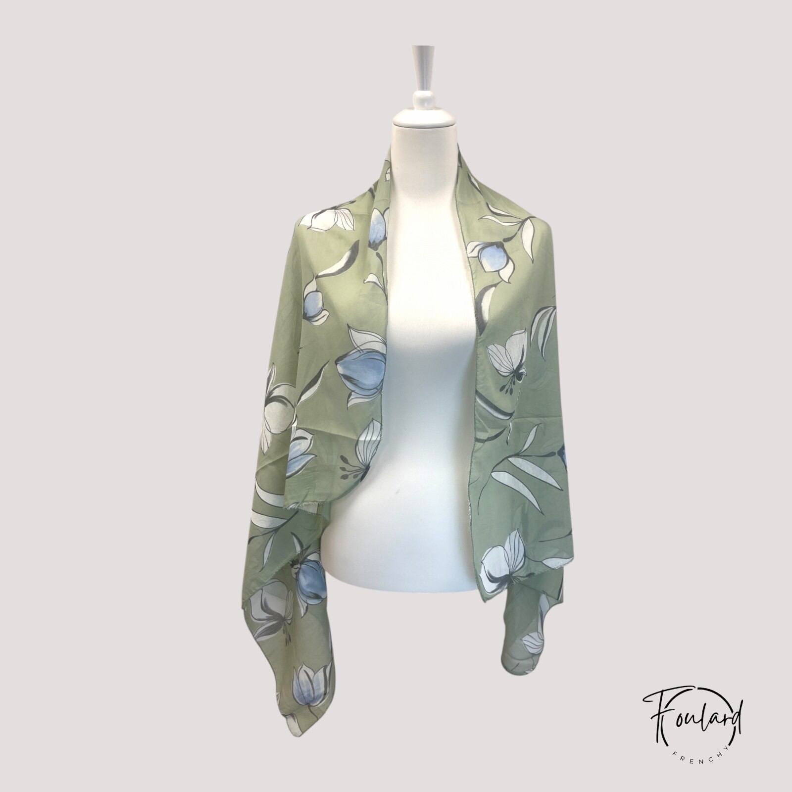 Foulard vert sauge à motif floral bleu pastel