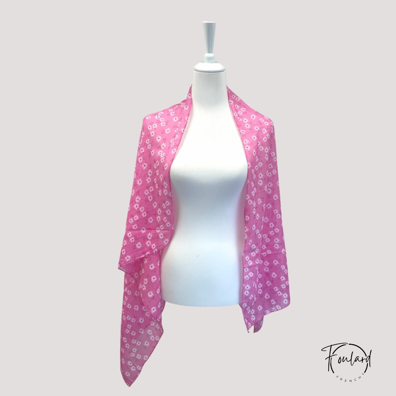 Foulard rose fuchsia à motifs floraux blancs