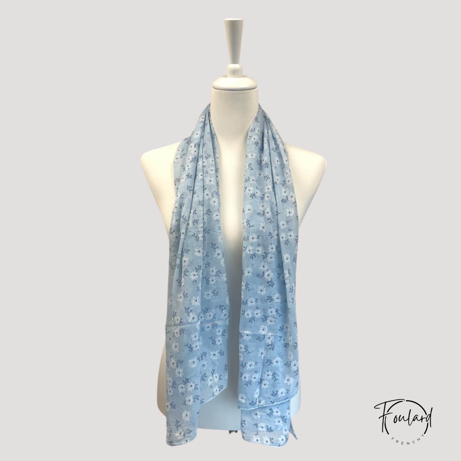 Foulard en coton bleu ciel drapé sur mannequin