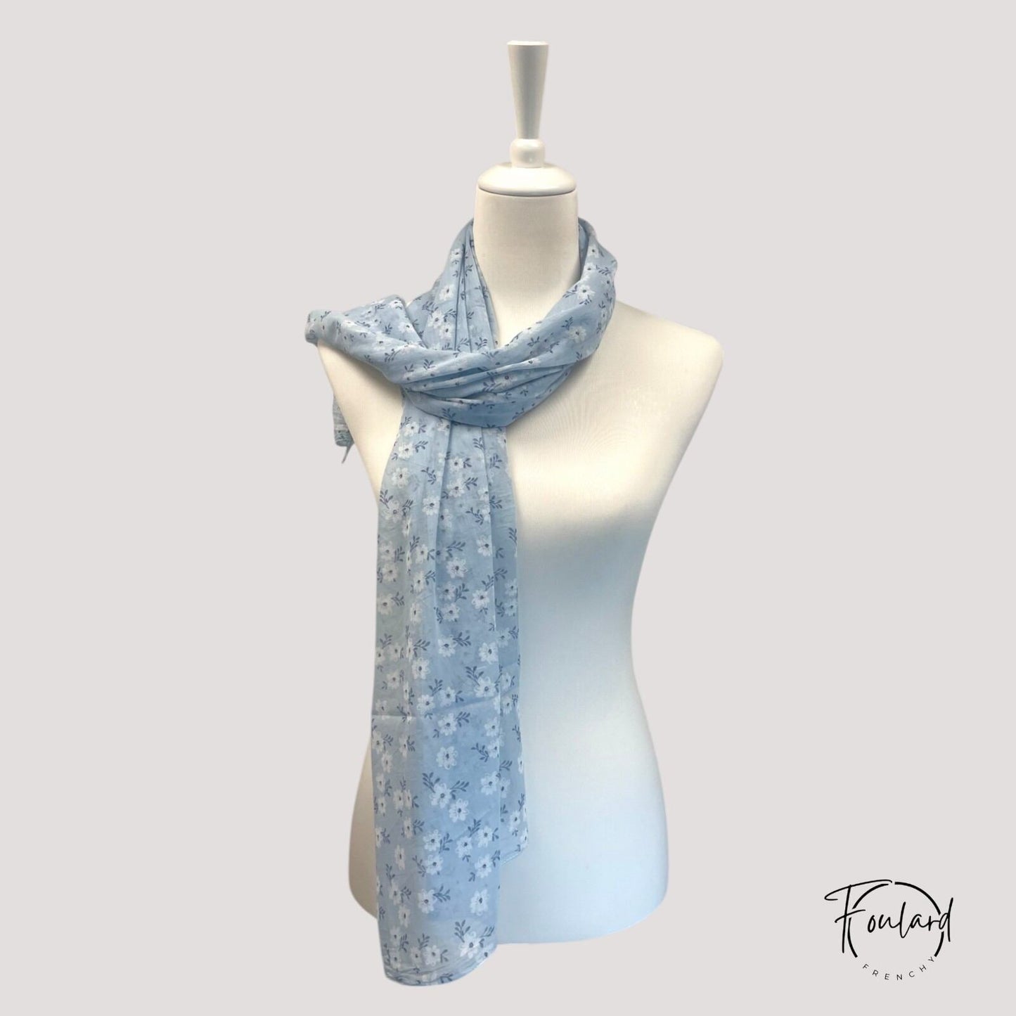 Gros plan sur les petites fleurs blanches du foulard