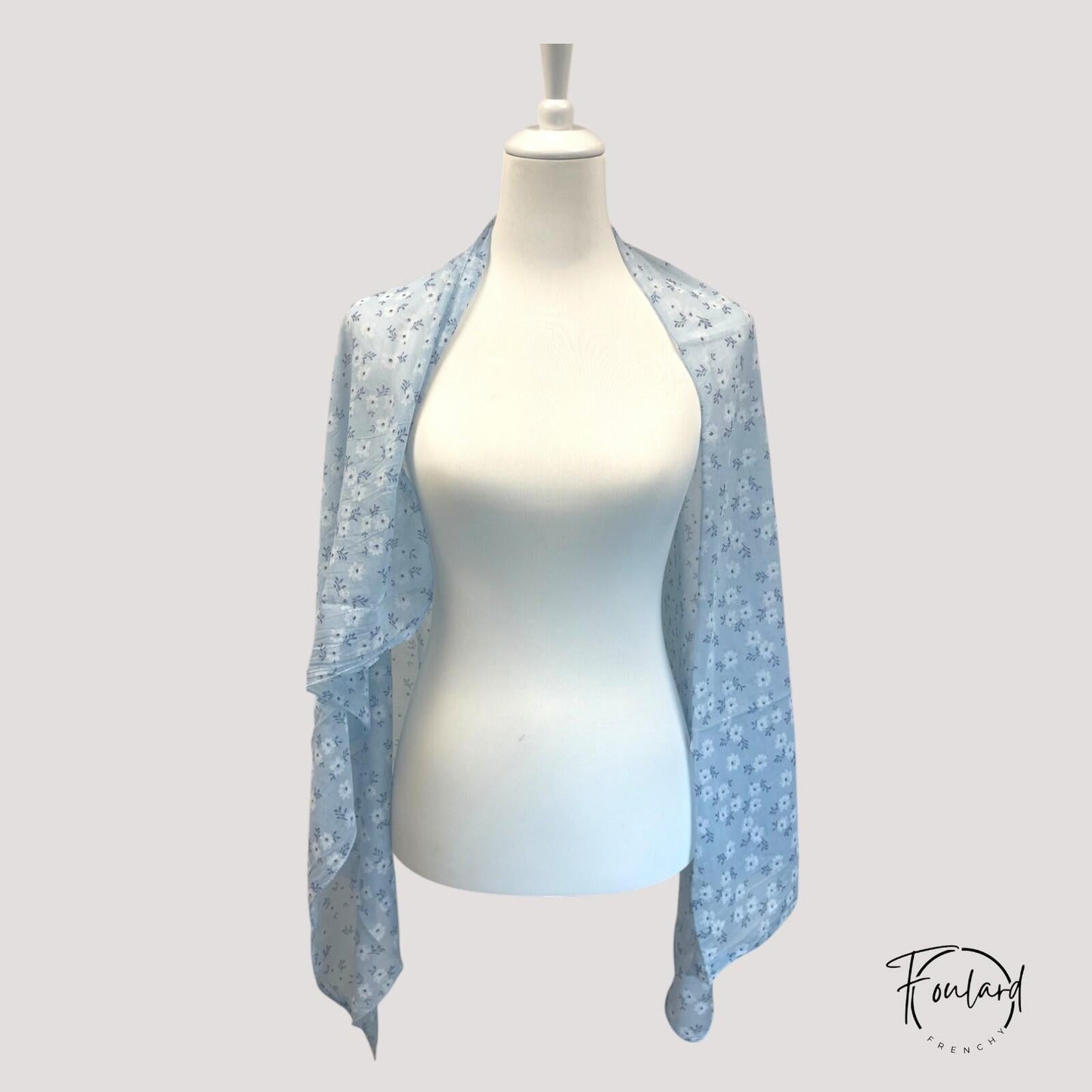 Foulard bleu ciel avec motif floral blanc délicat