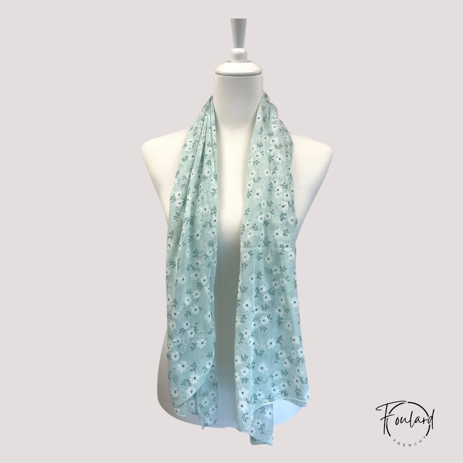 Détail du motif floral blanc sur fond vert pastel