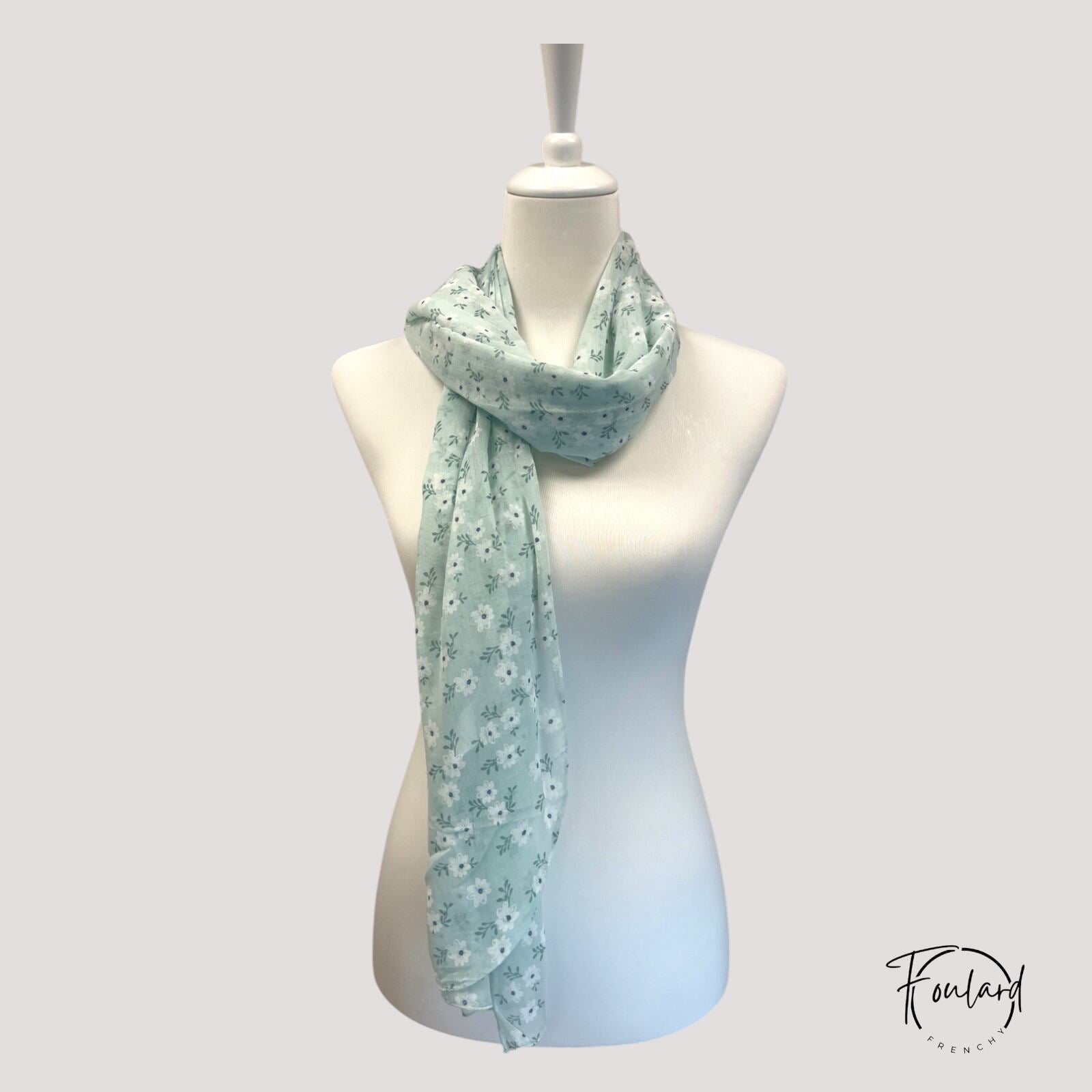 Vue d'ensemble du foulard vert avec fleurs blanches