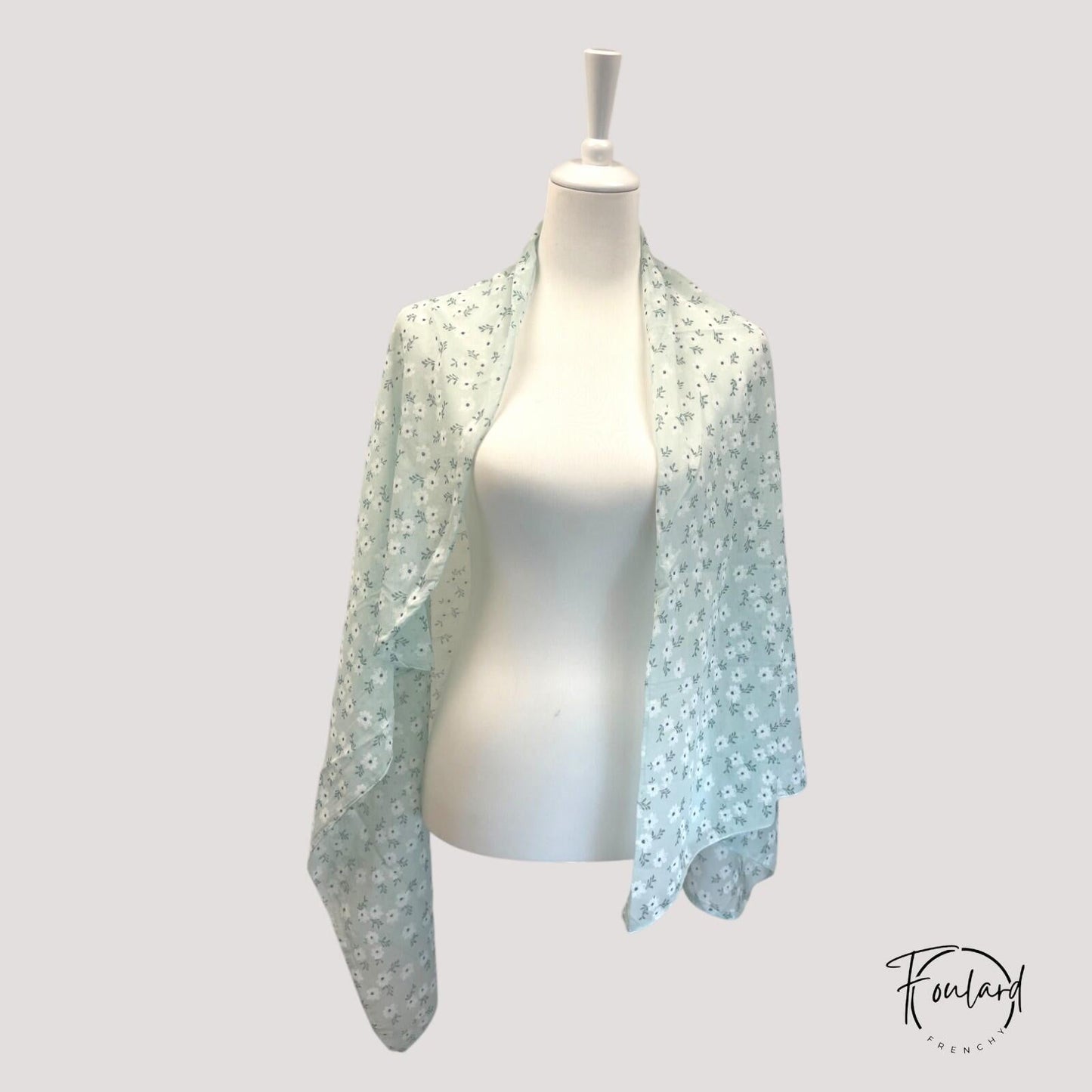 Foulard vert pastel avec motifs floraux blancs délicats
