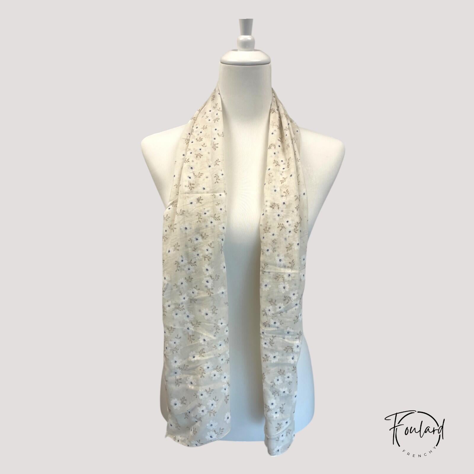 Foulard beige avec motifs floraux bleus et blancs
