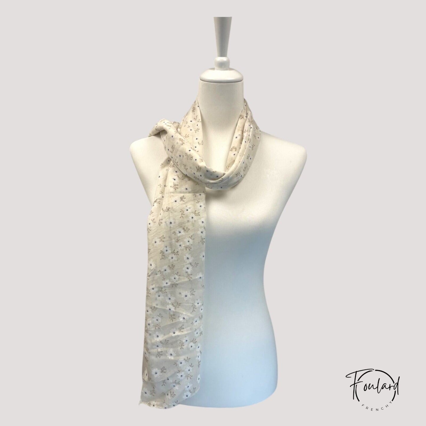 Détail des fleurs bleues et blanches sur fond beige