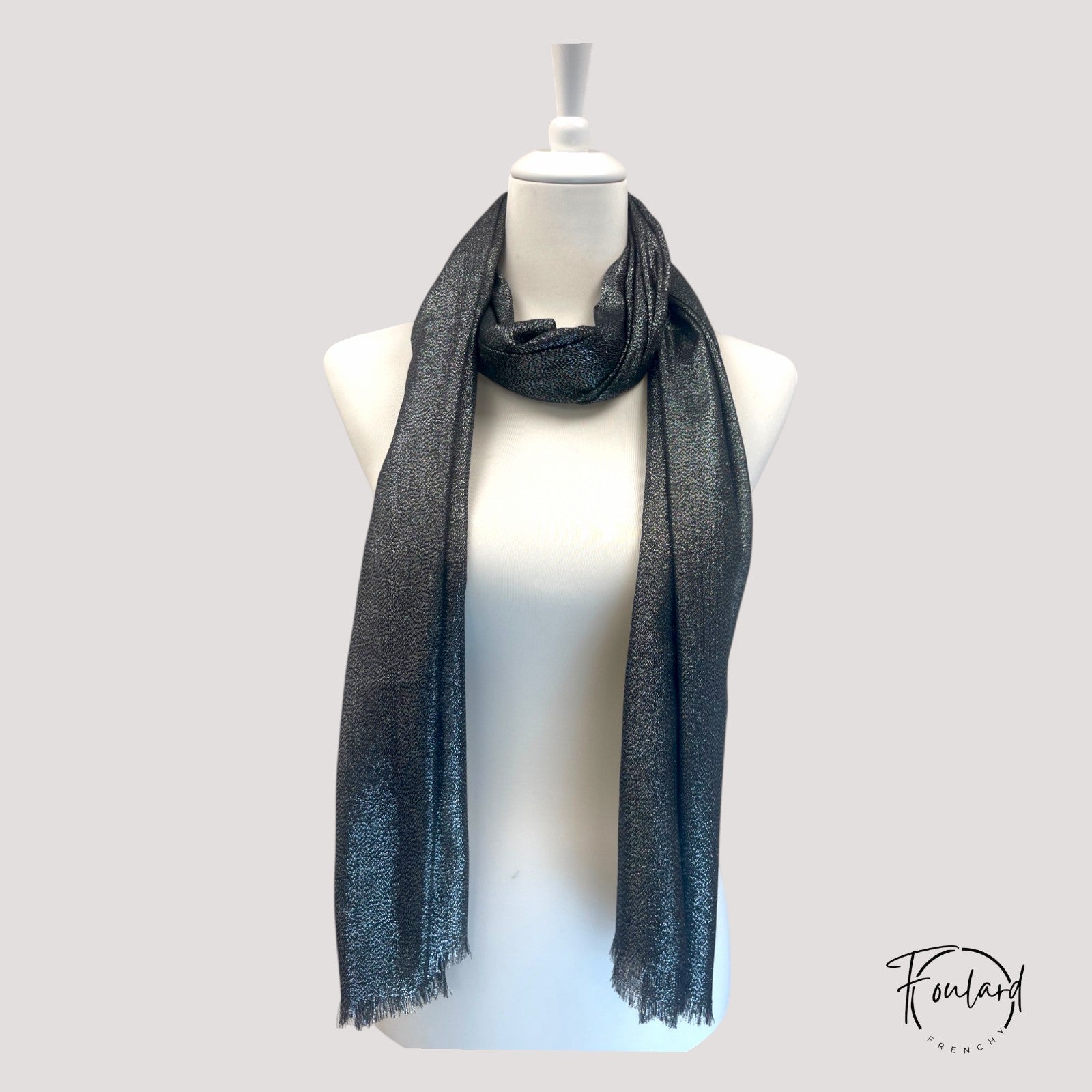 Vue d'ensemble du foulard noir scintillant déplié