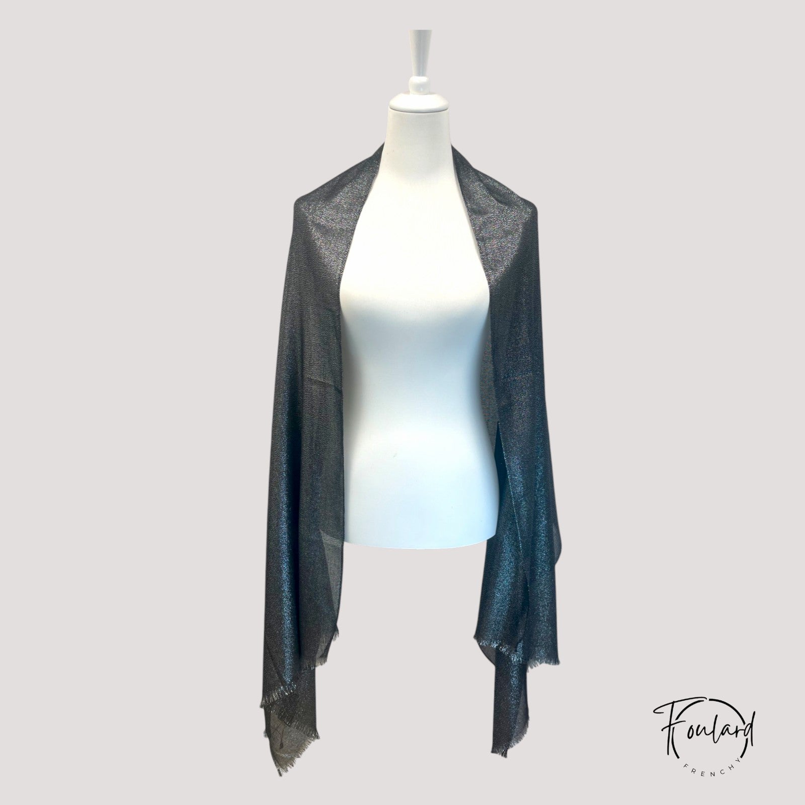 Foulard noir avec paillettes argentées en gros plan