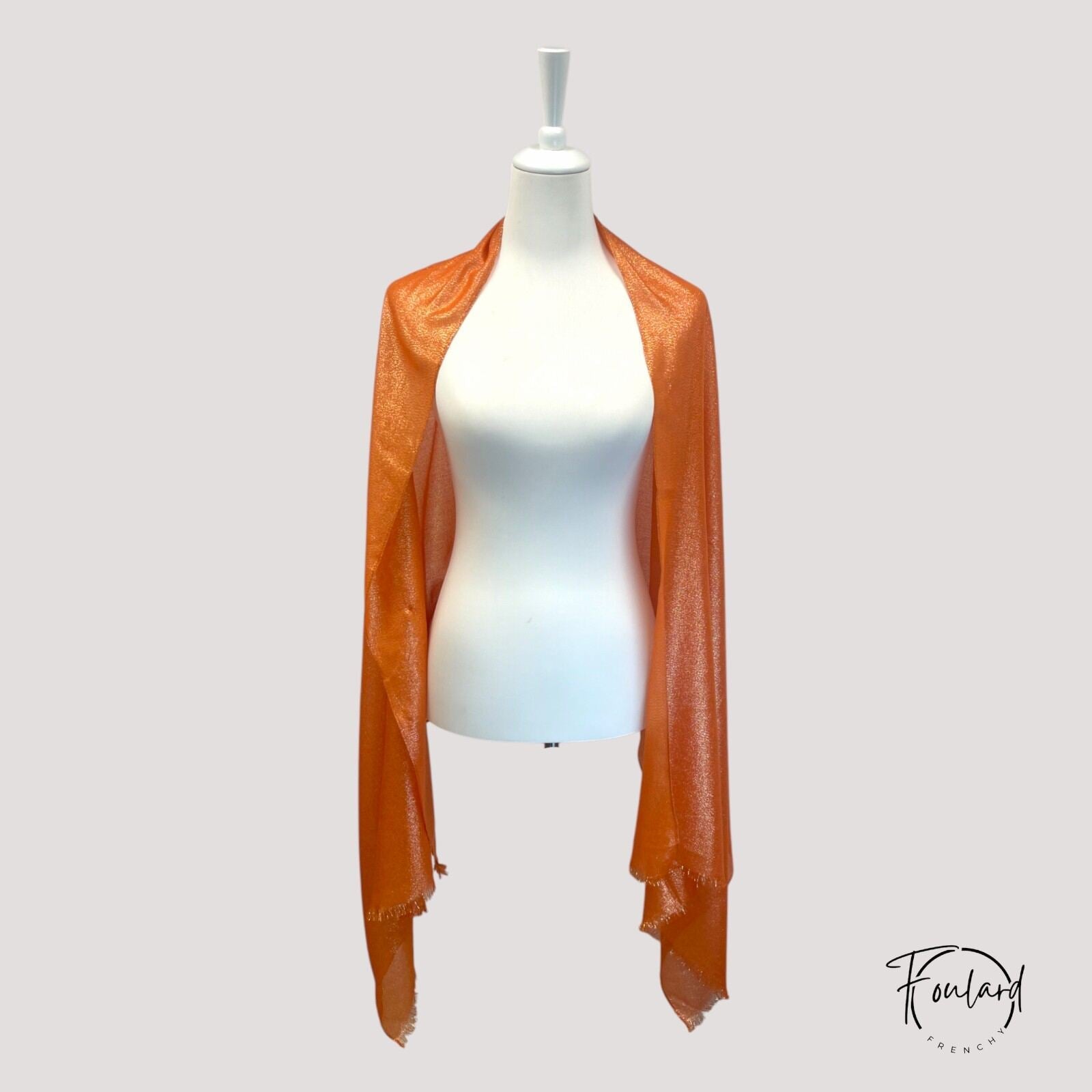 Foulard orange pailleté drapé sur mannequin